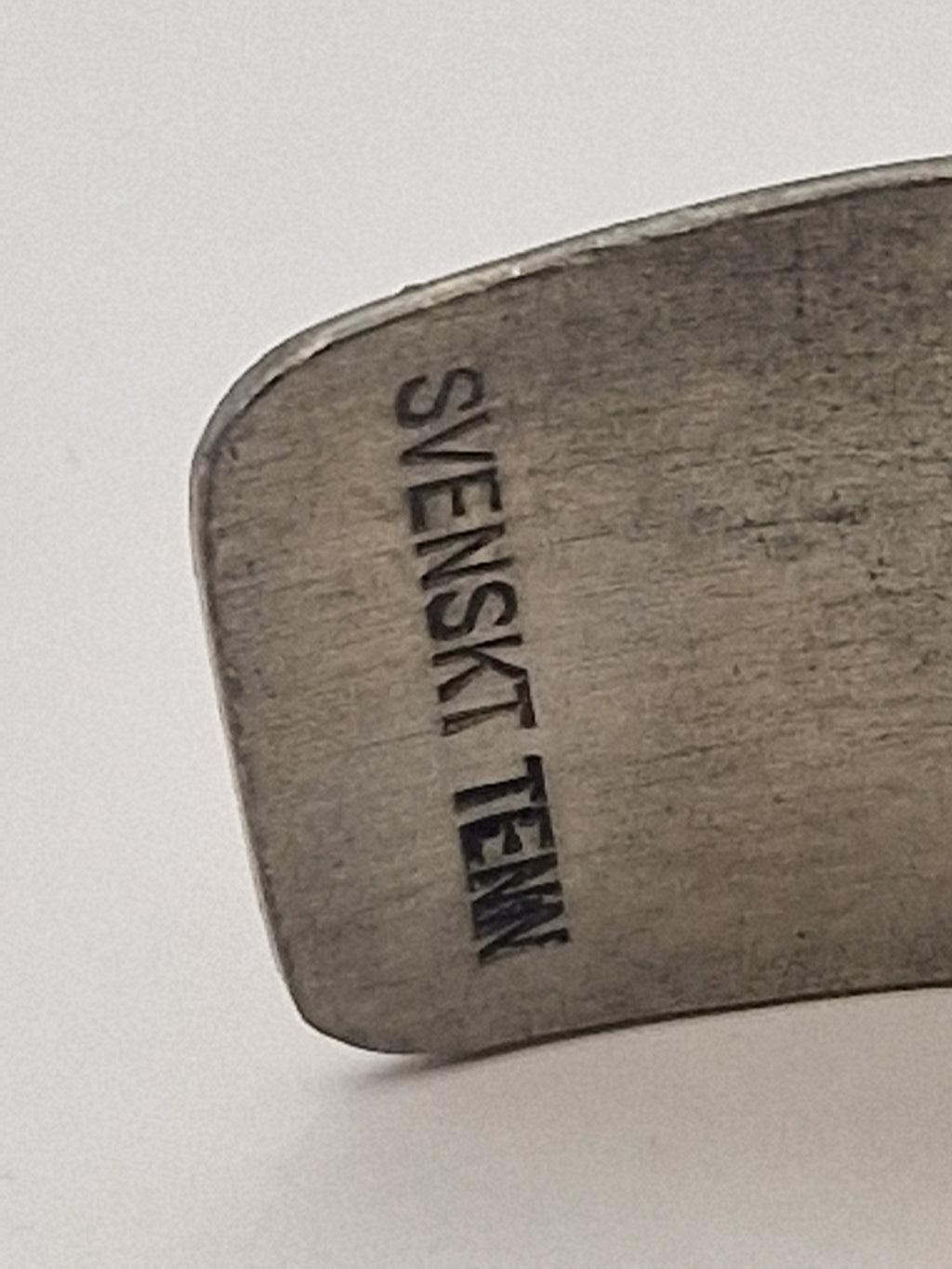 Innside med tydelig SVENSK TENN-stempel