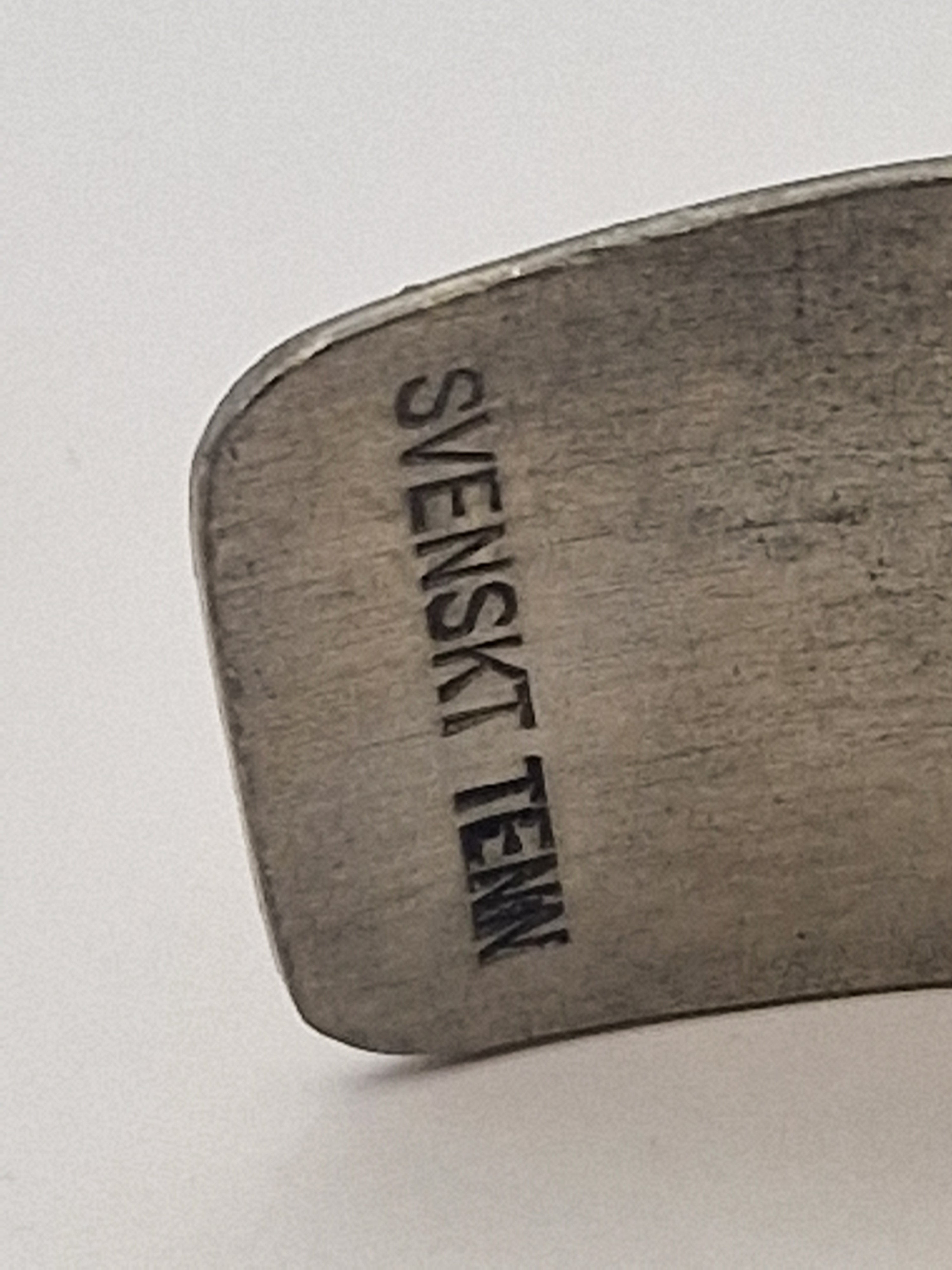 Innside med tydelig SVENSK TENN-stempel