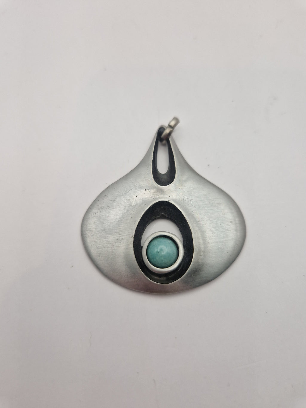 Frontbilde som viser helheten og steinen