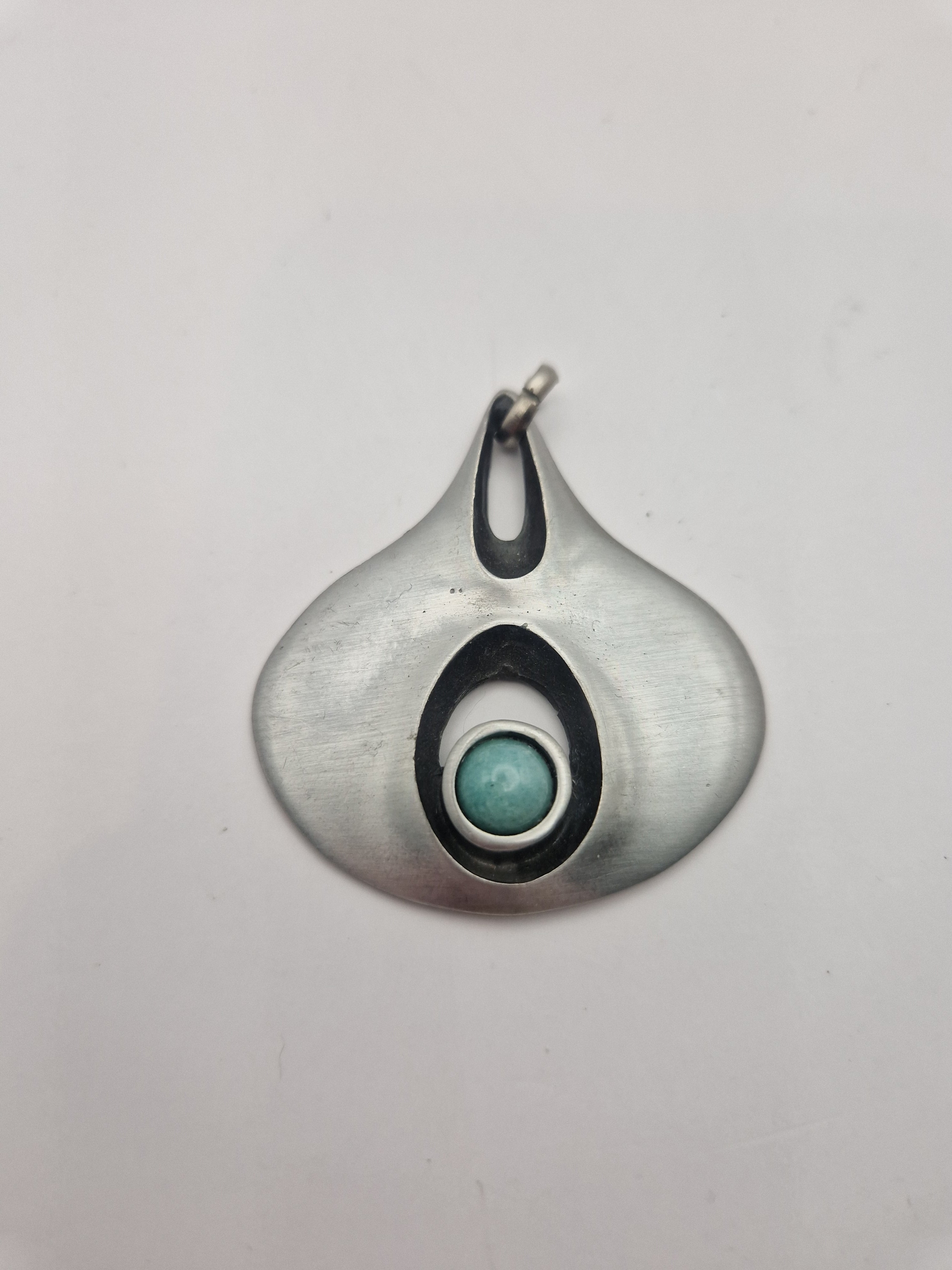 Frontbilde som viser helheten og steinen