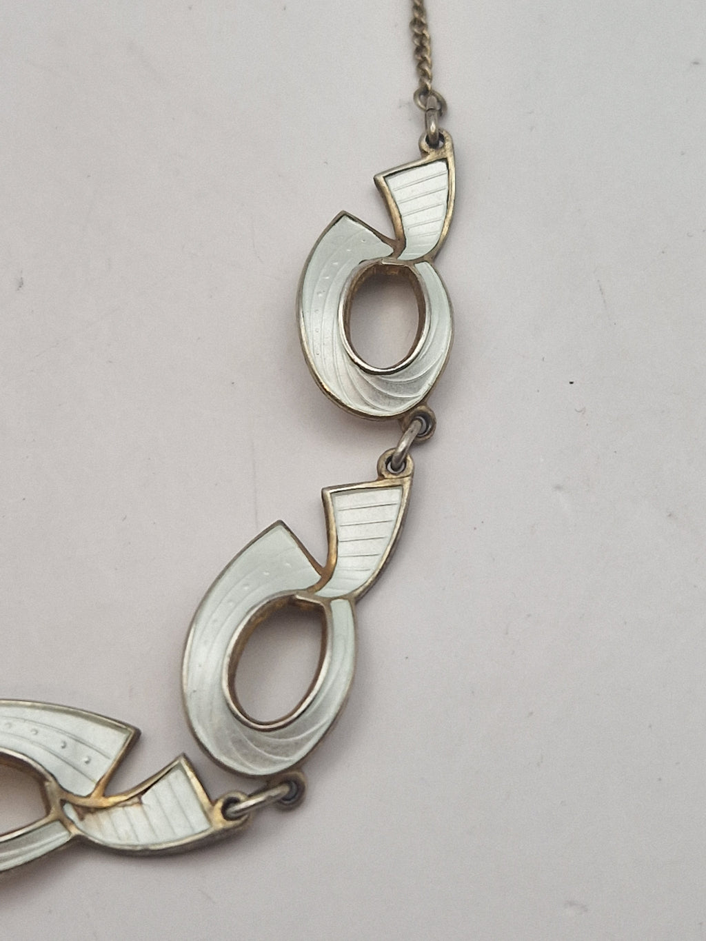 Nærbilde av emaljedetaljer