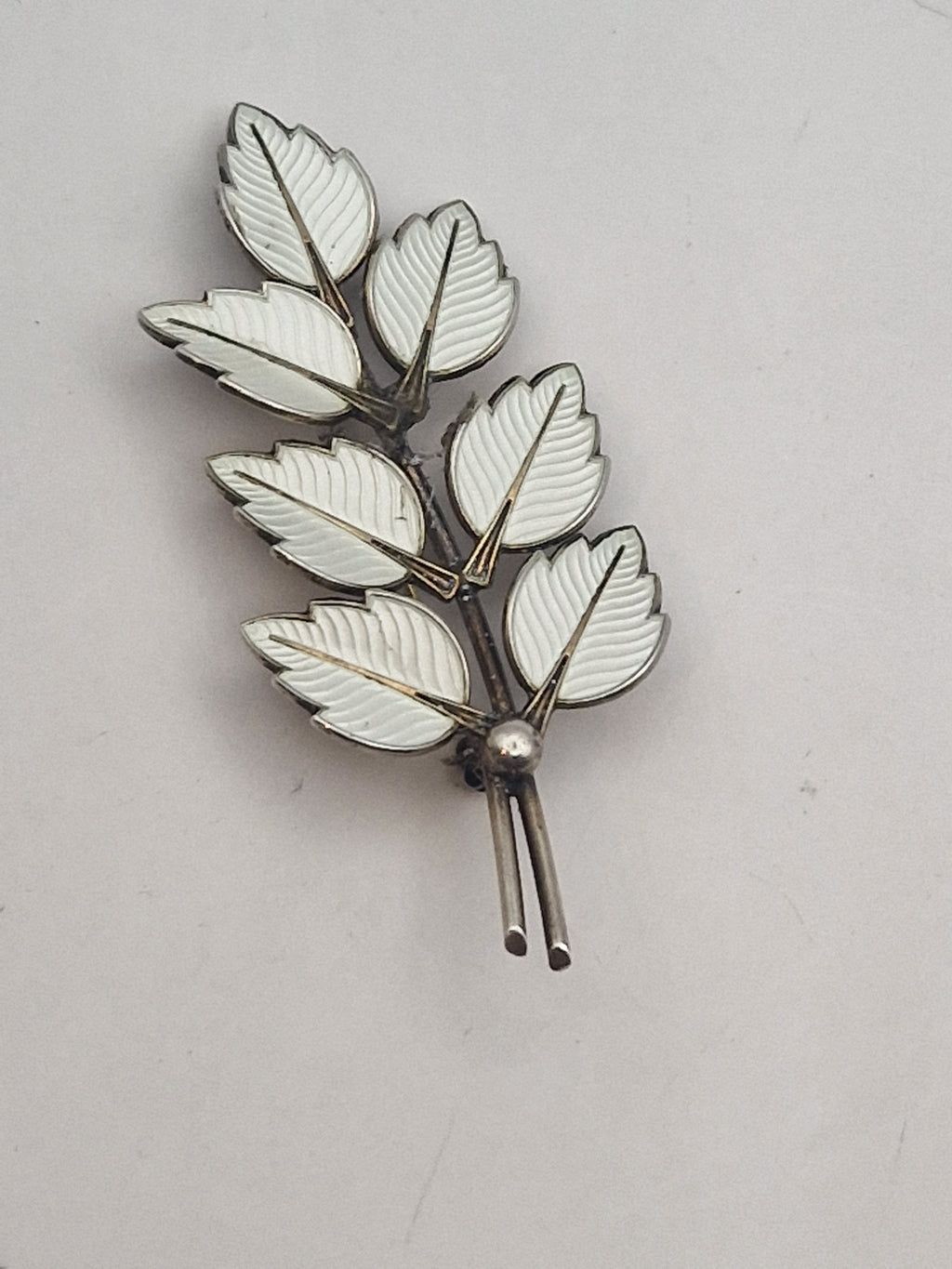 Helbilde av brosjen forfra