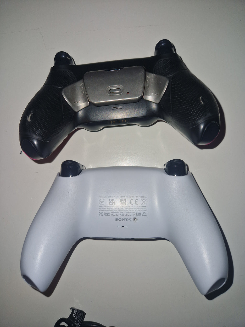 Bakside av kontrollere