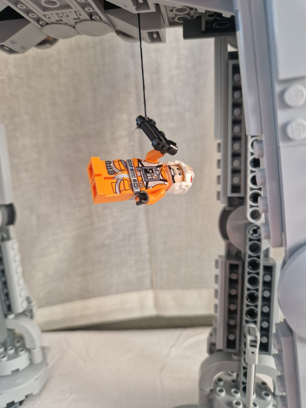 Minifigur hengende i heis