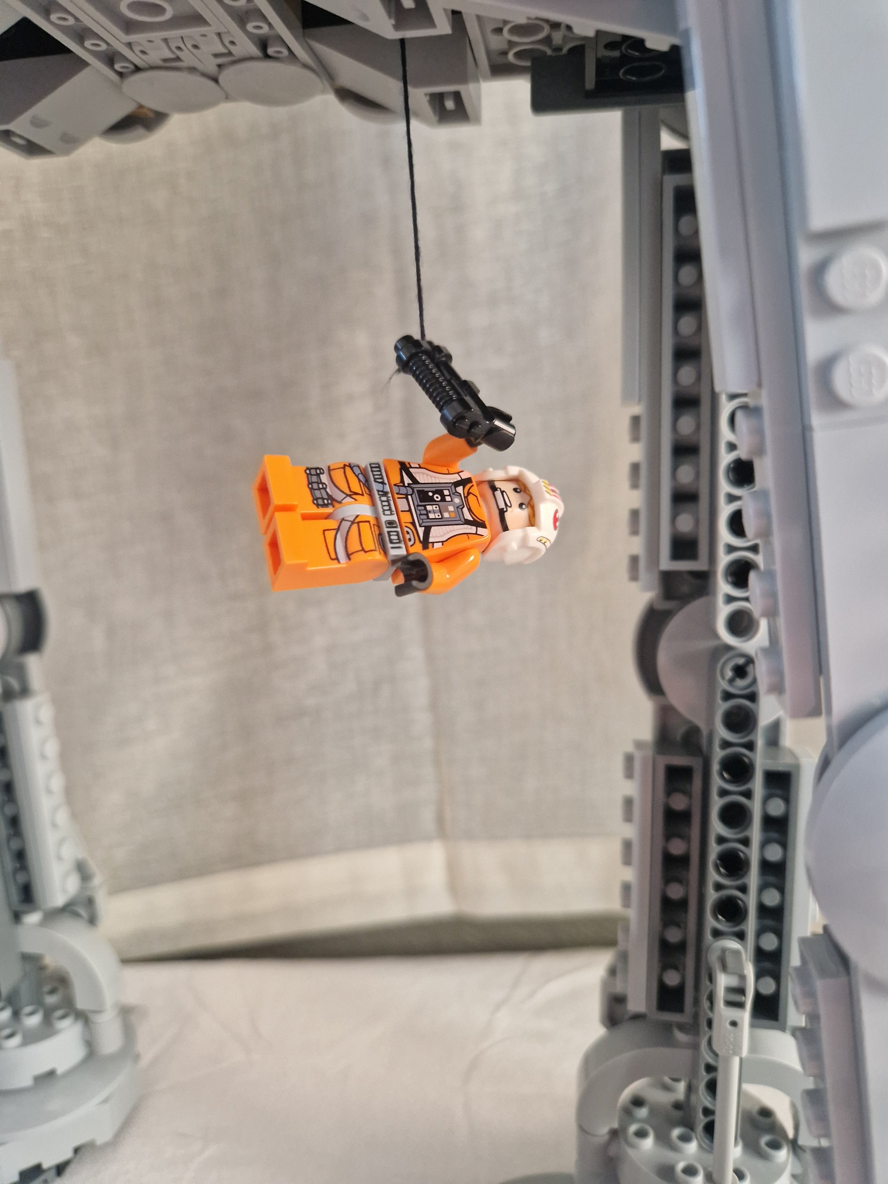 Minifigur hengende i heis