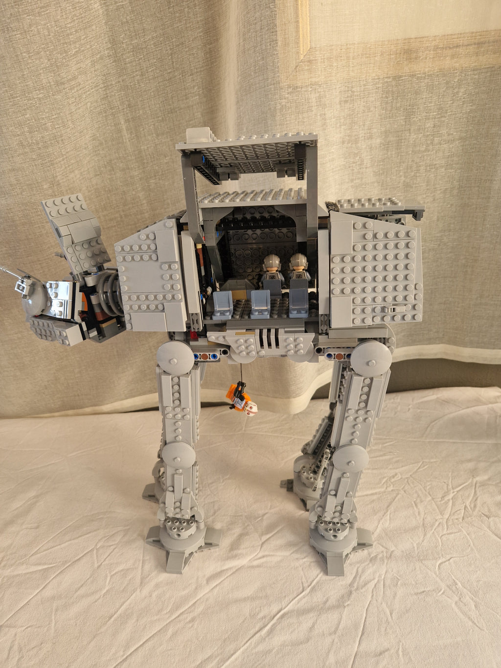 AT-AT med åpne paneler