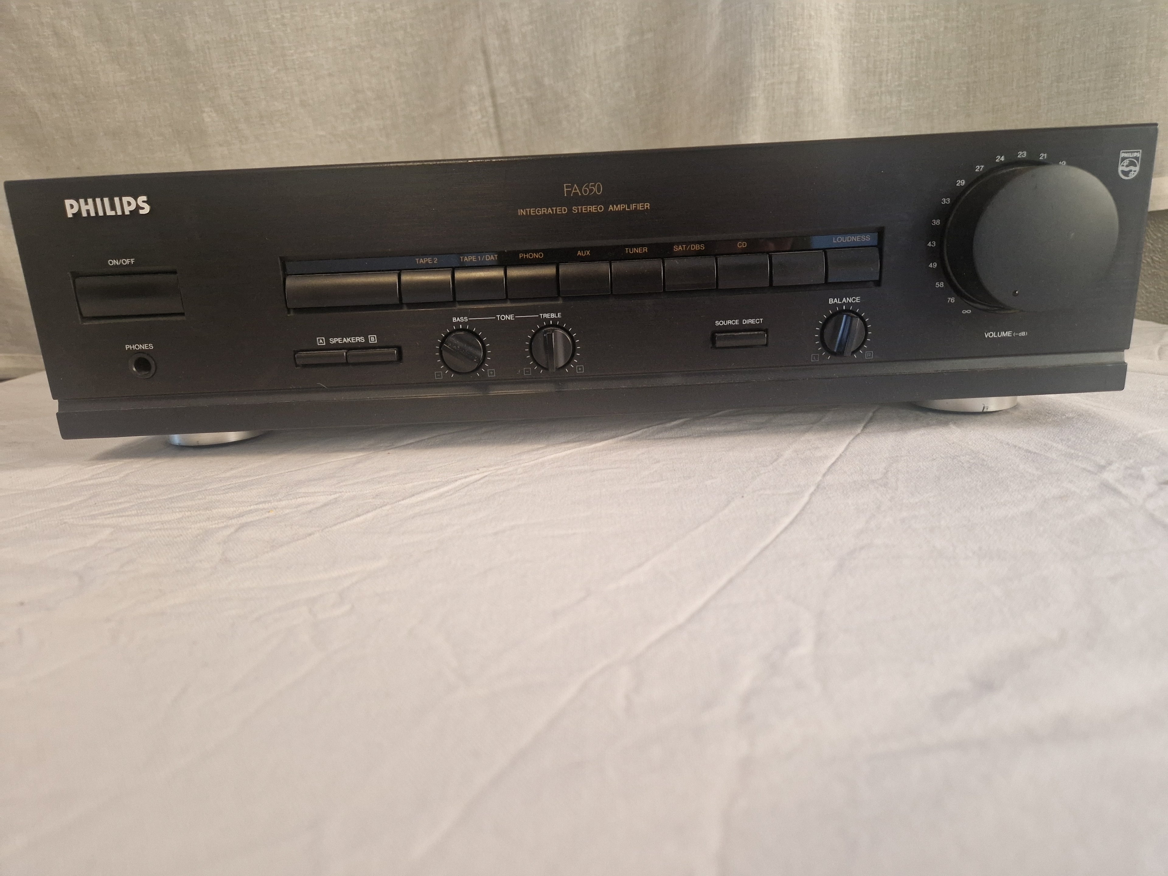 Front av Philips FA650 stereo forsterker