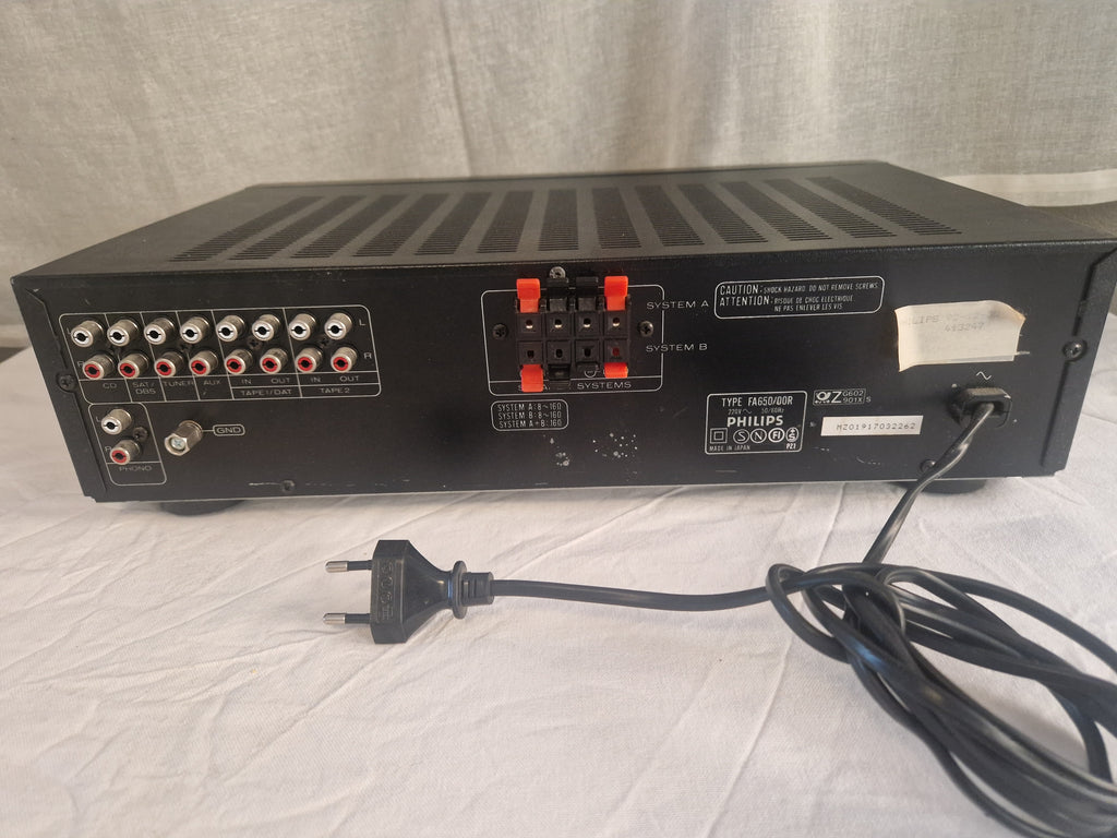 Bakpanel med alle tilkoblinger og høyttalerterminaler