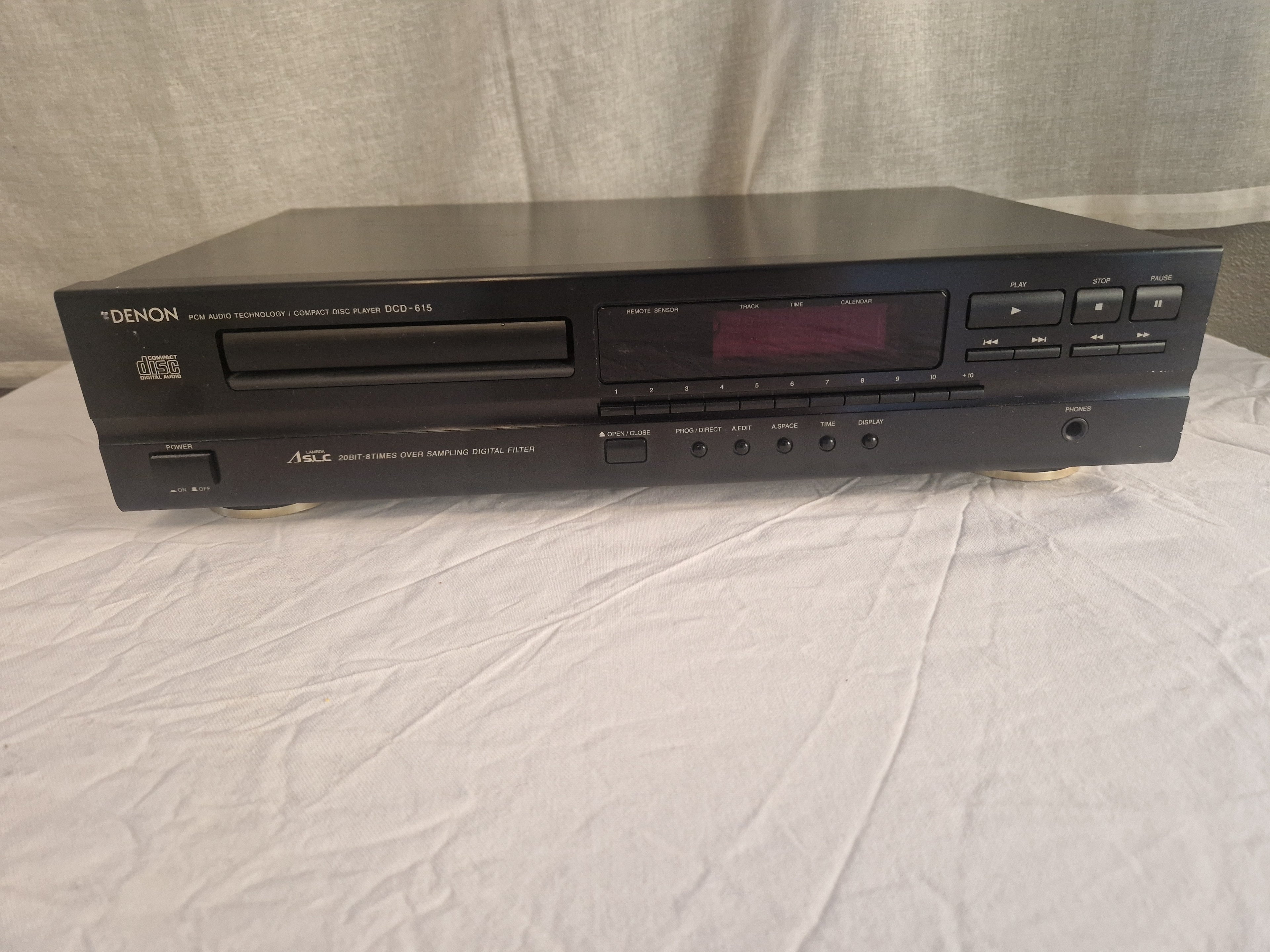 Front av Denon DCD-615 CD-spiller