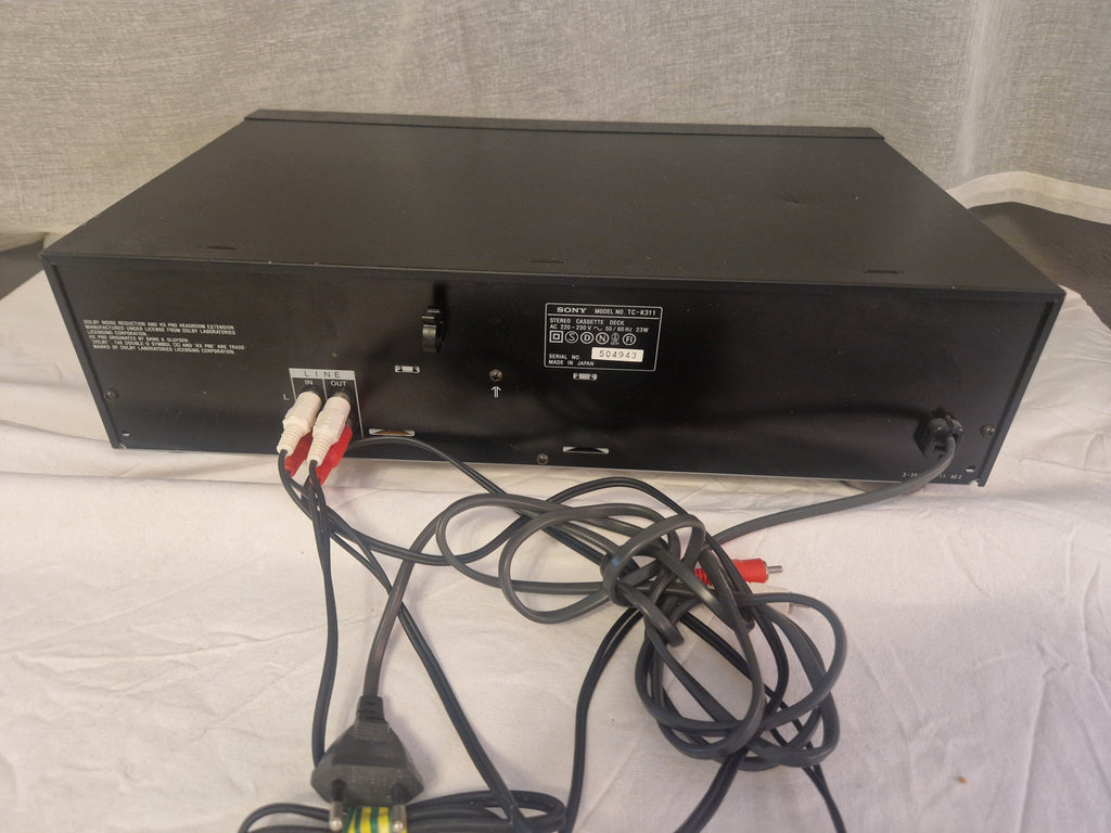 Bakside med RCA tilkoblinger og modellinformasjon