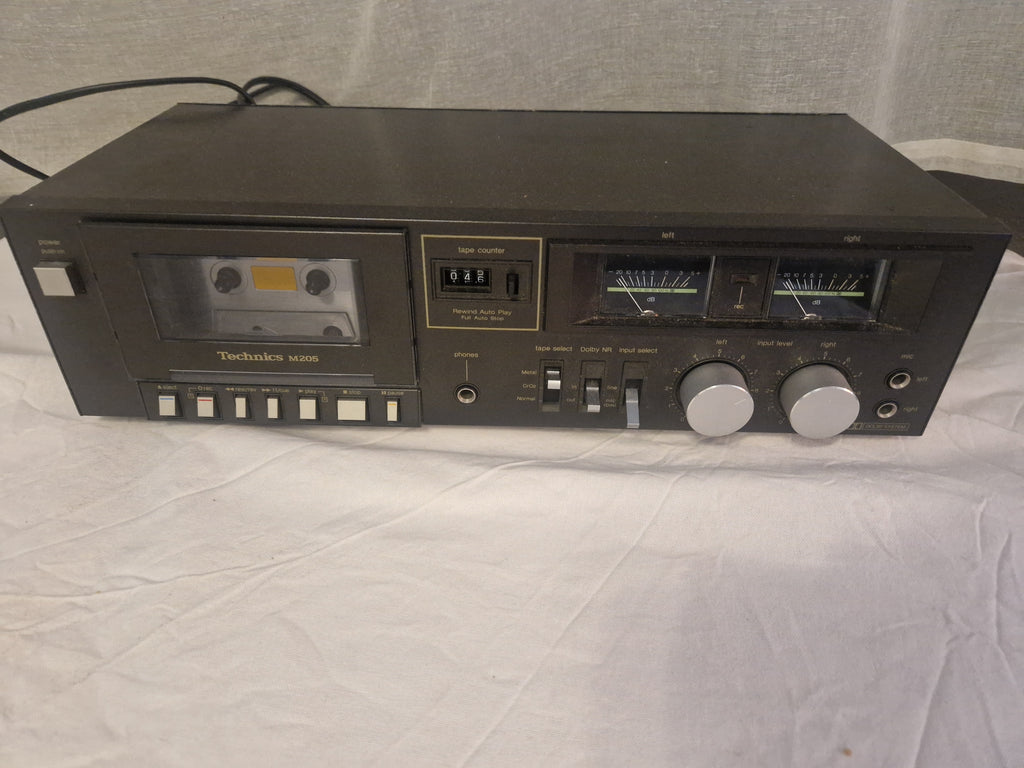 Front av Technics M205 kassettspiller med VU-metere