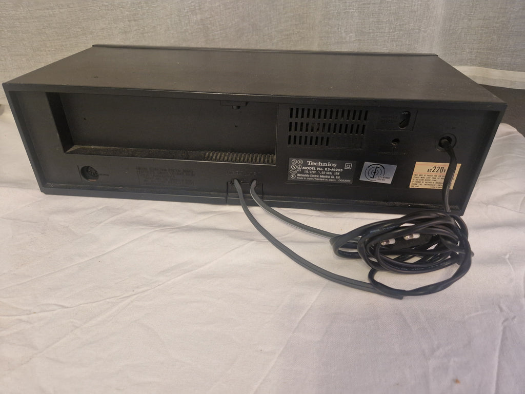 Bakside med tilkoblinger og strømledning