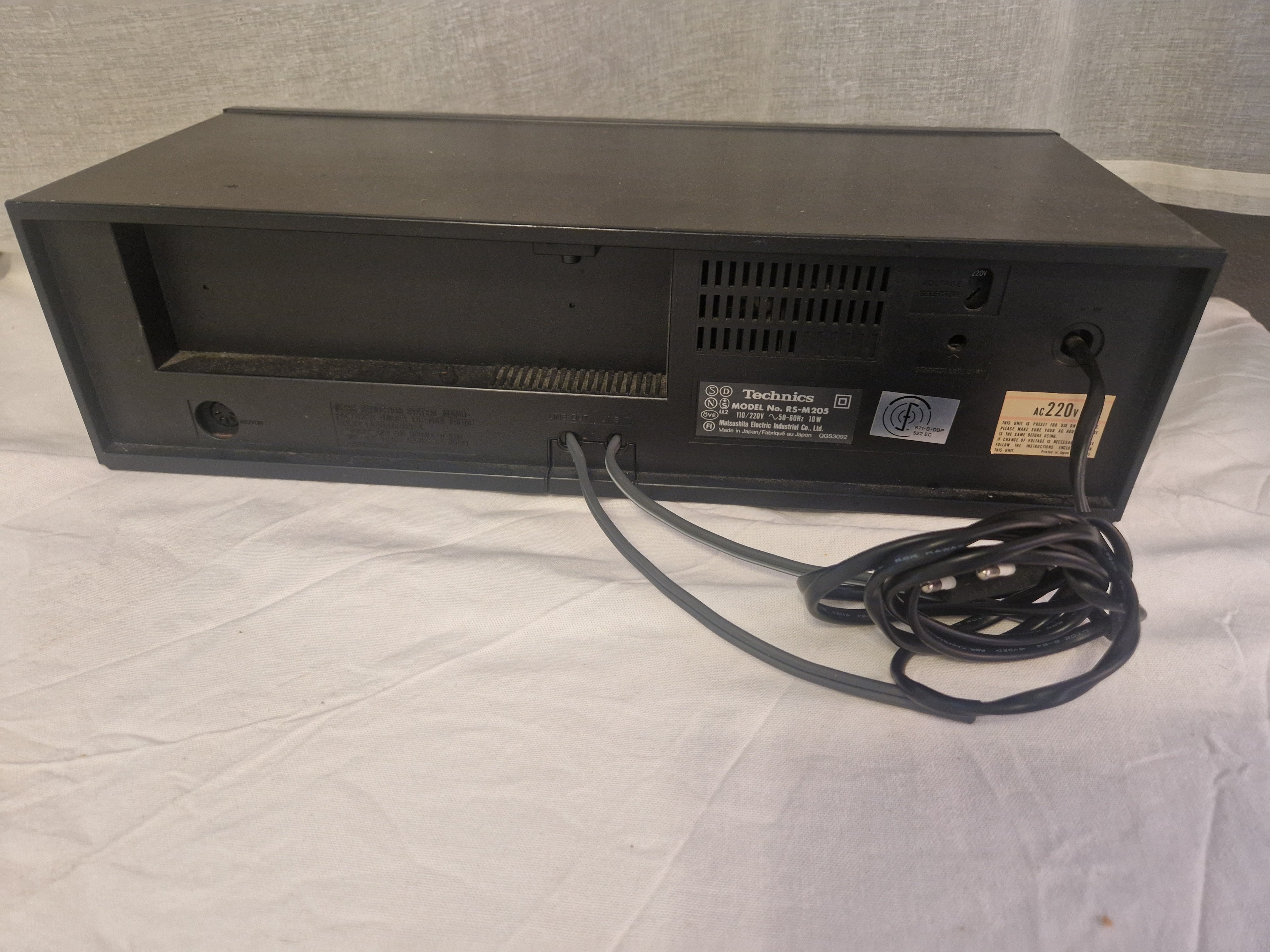 Bakside med tilkoblinger og strømledning