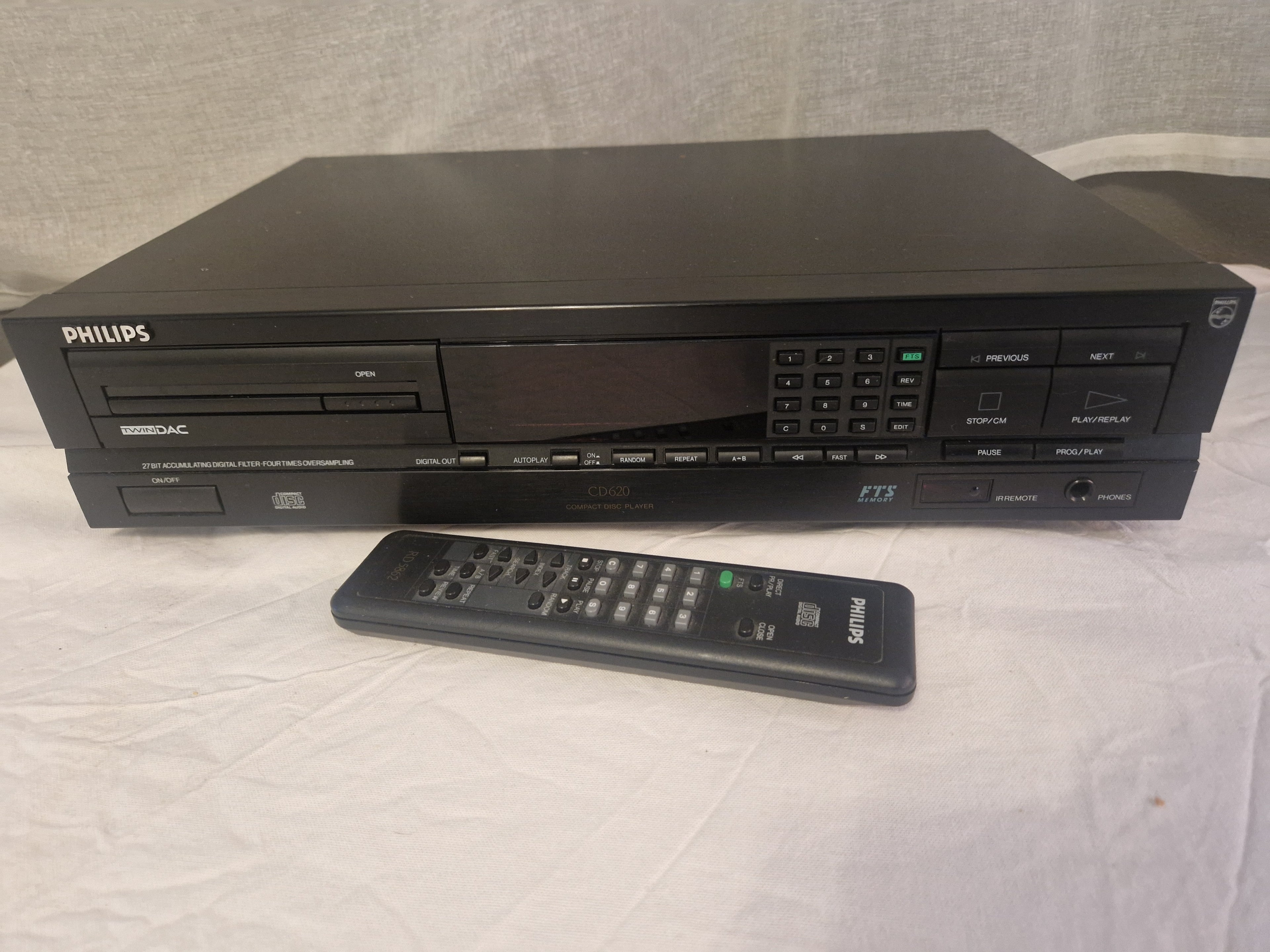 Front av Philips CD620 CD-spiller med fjernkontroll