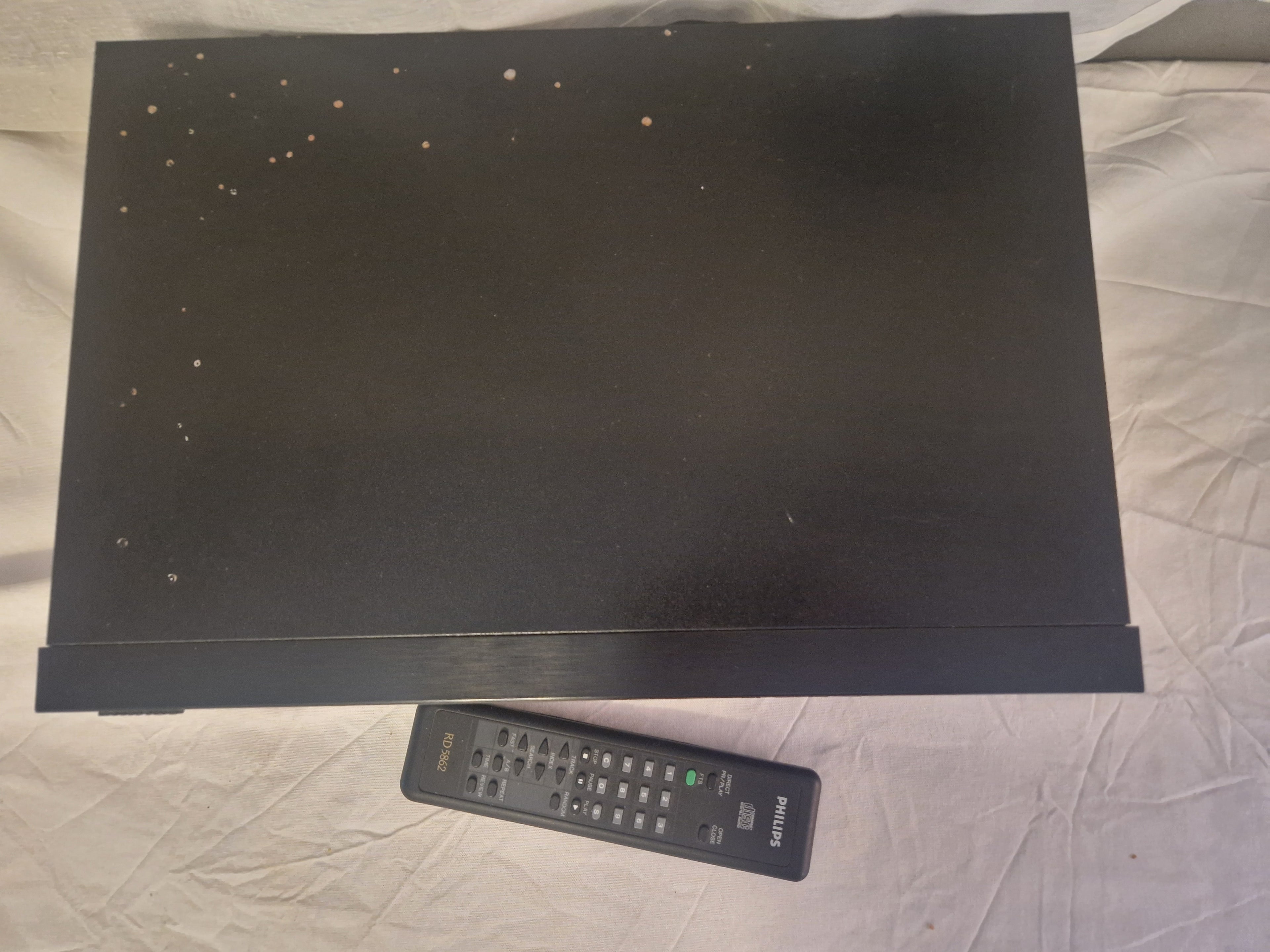 Topp av kabinett med kosmetiske merker