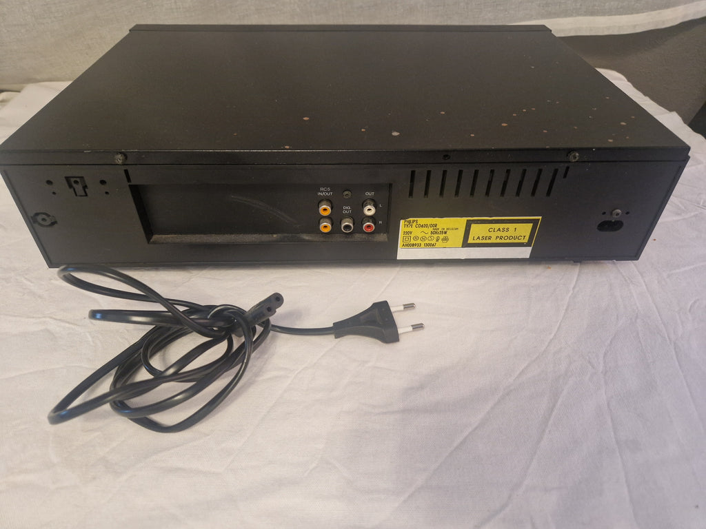 Bakside med tilkoblinger og strømledning