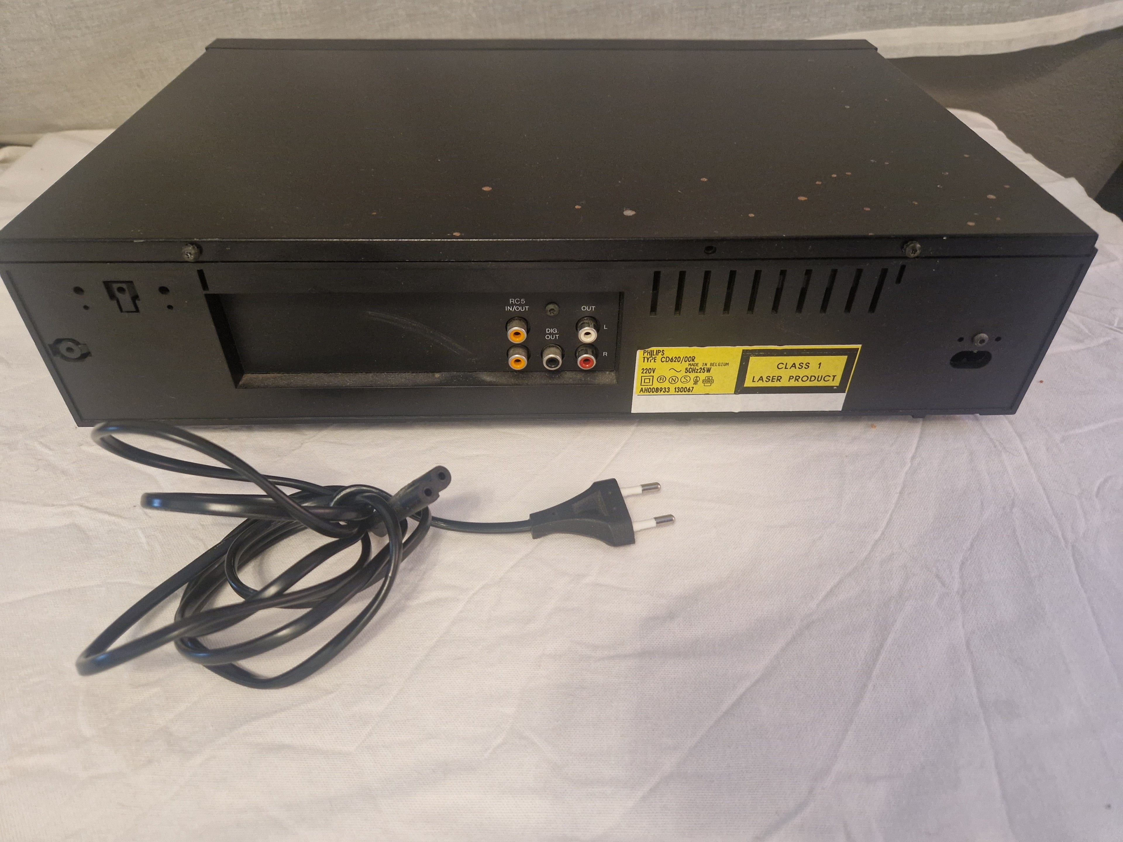 Bakside med tilkoblinger og strømledning