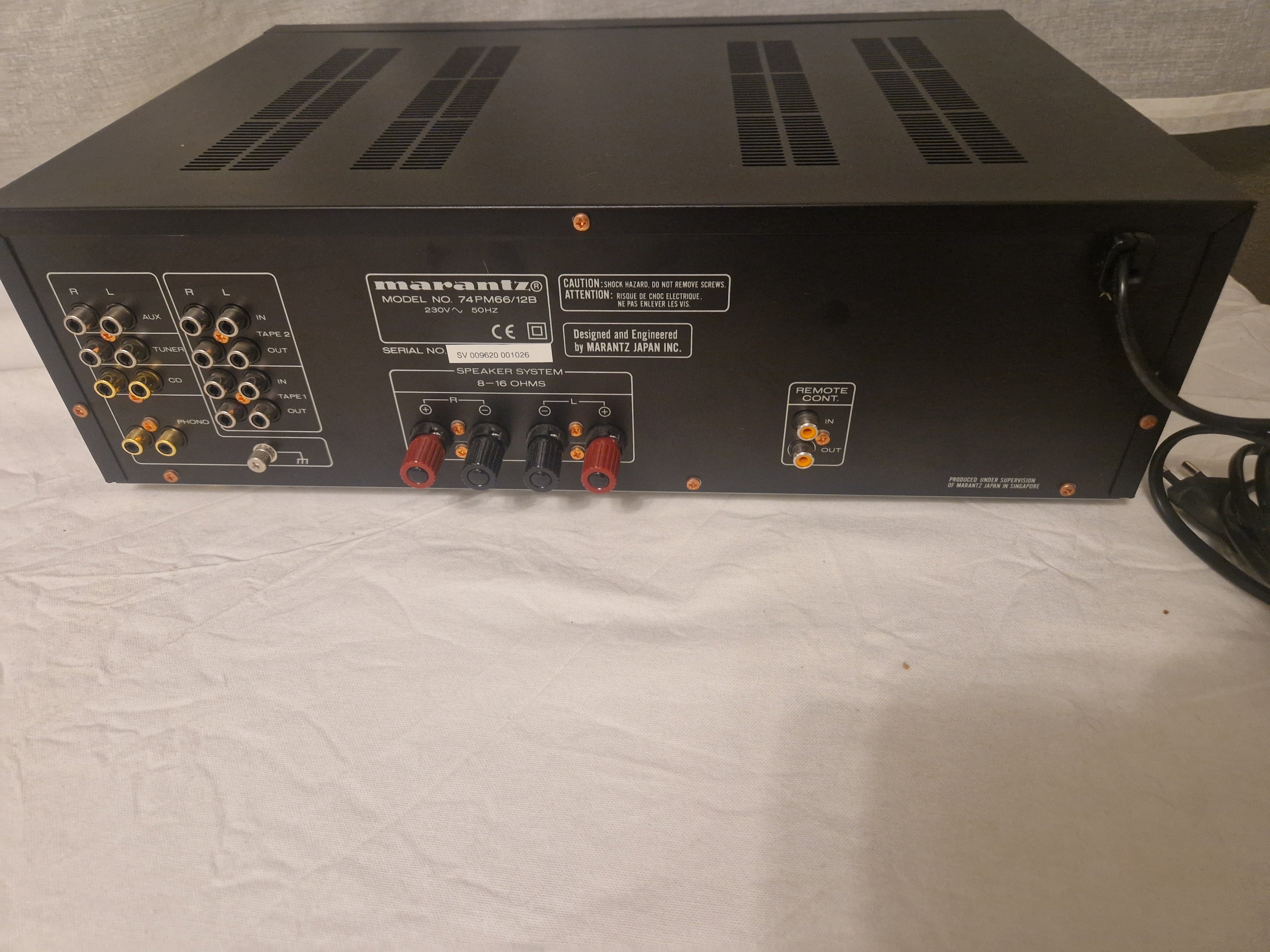 Bakpanel med innganger og høyttalerterminaler