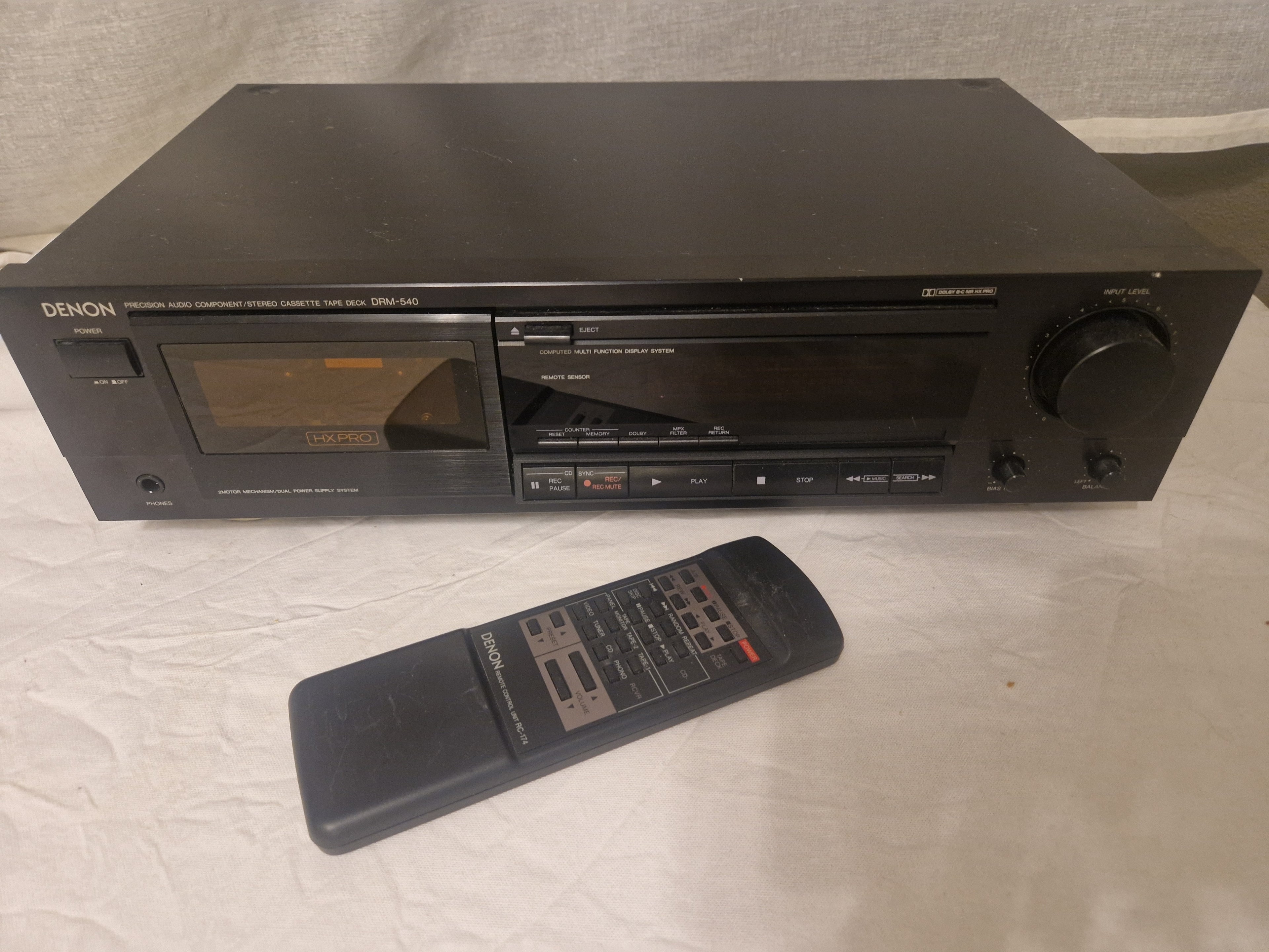 Front av Denon DRM-540 kassettspiller med fjernkontroll