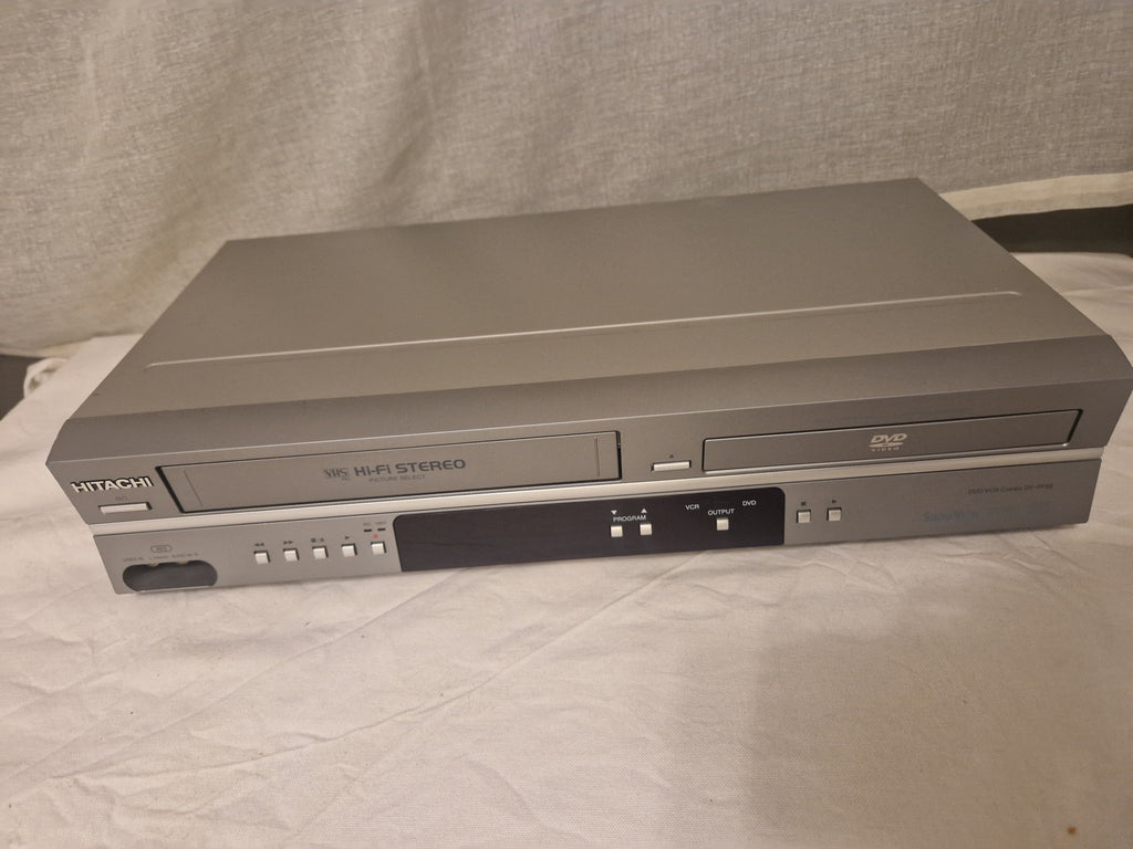 Front av Hitachi DV-PF6E VHS/DVD kombispiller