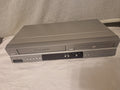 Front av Hitachi DV-PF6E VHS/DVD kombispiller