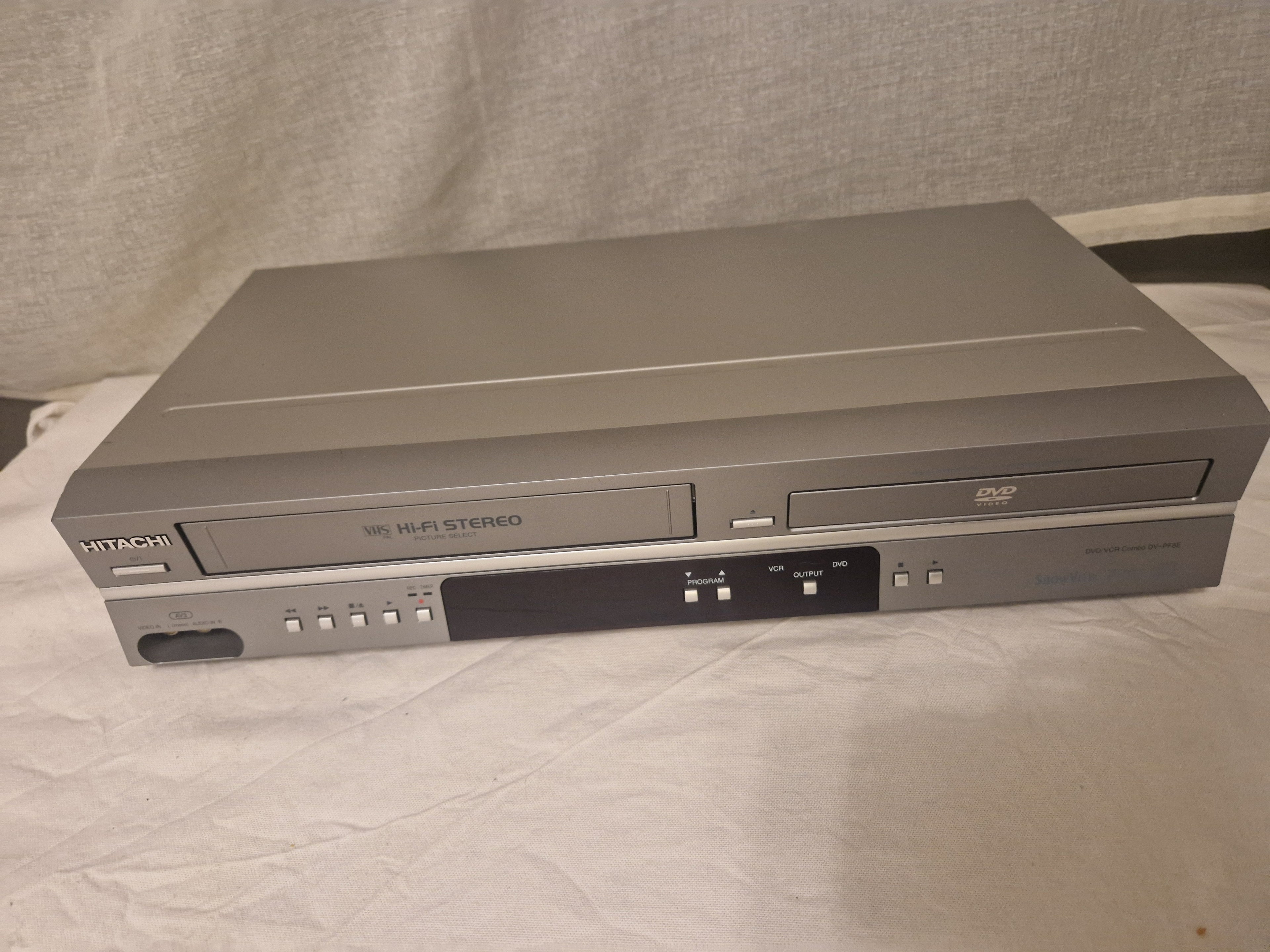 Front av Hitachi DV-PF6E VHS/DVD kombispiller