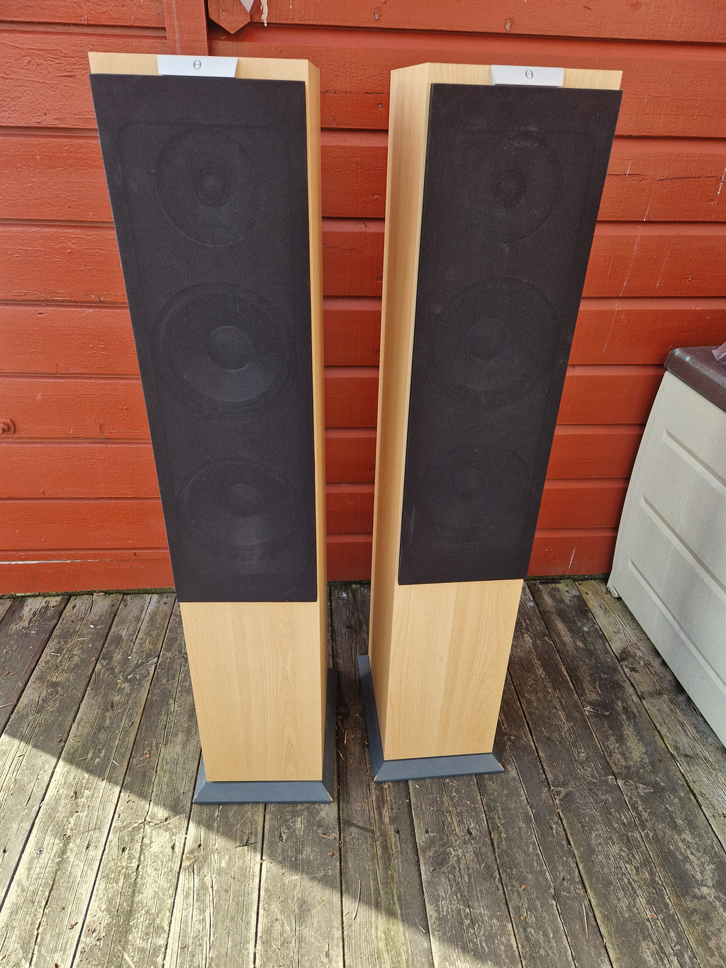 Audiovector C-Series gulvhøyttalere med frontgrill