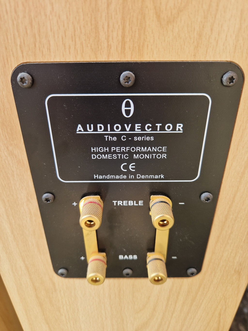 Audiovector C-Series merkeplate