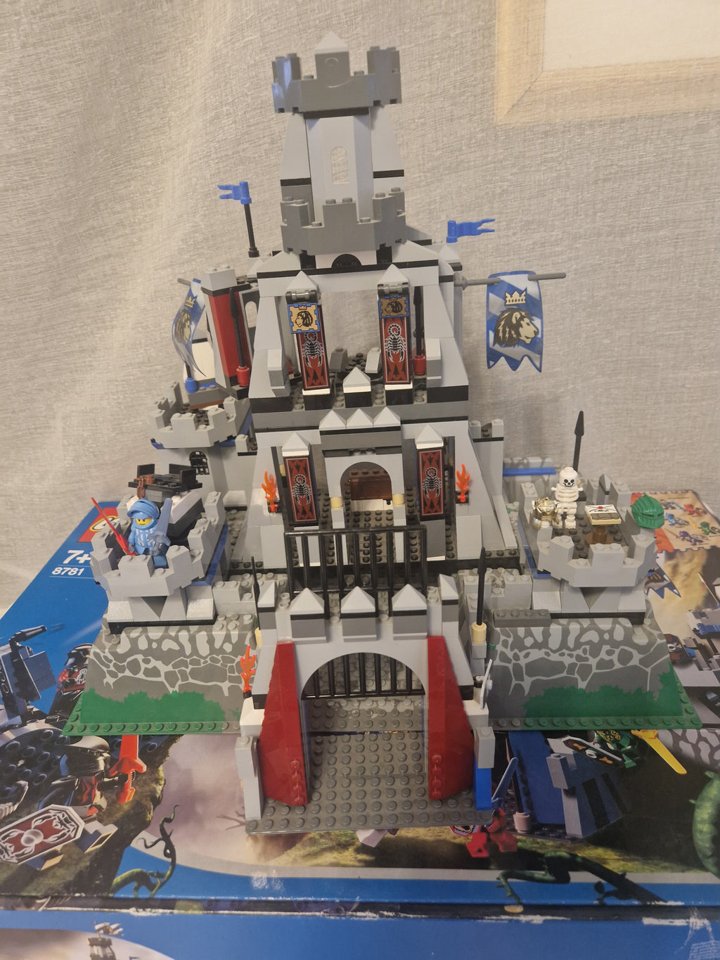 Front av festning med port og bannere