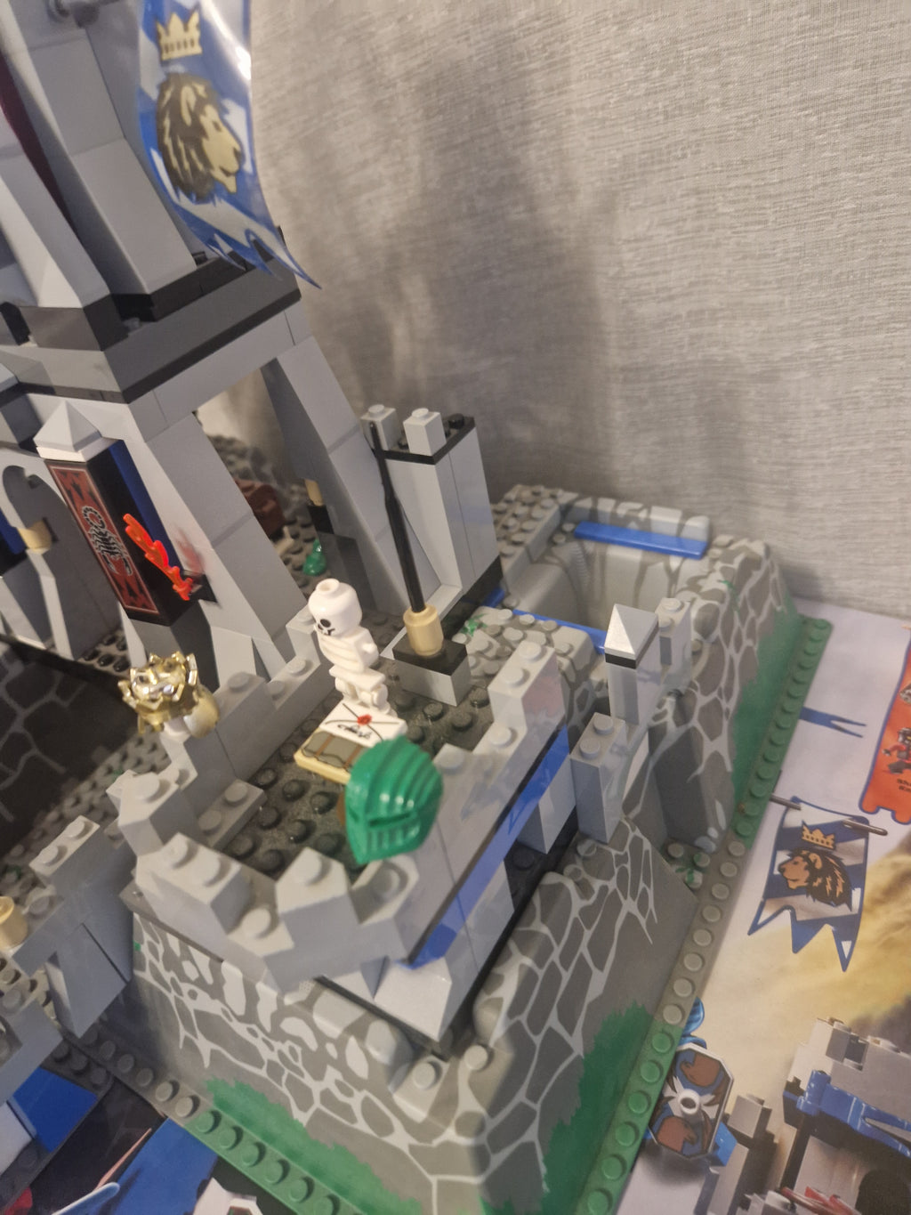 Borgdetaljer med skjelett og utstyr