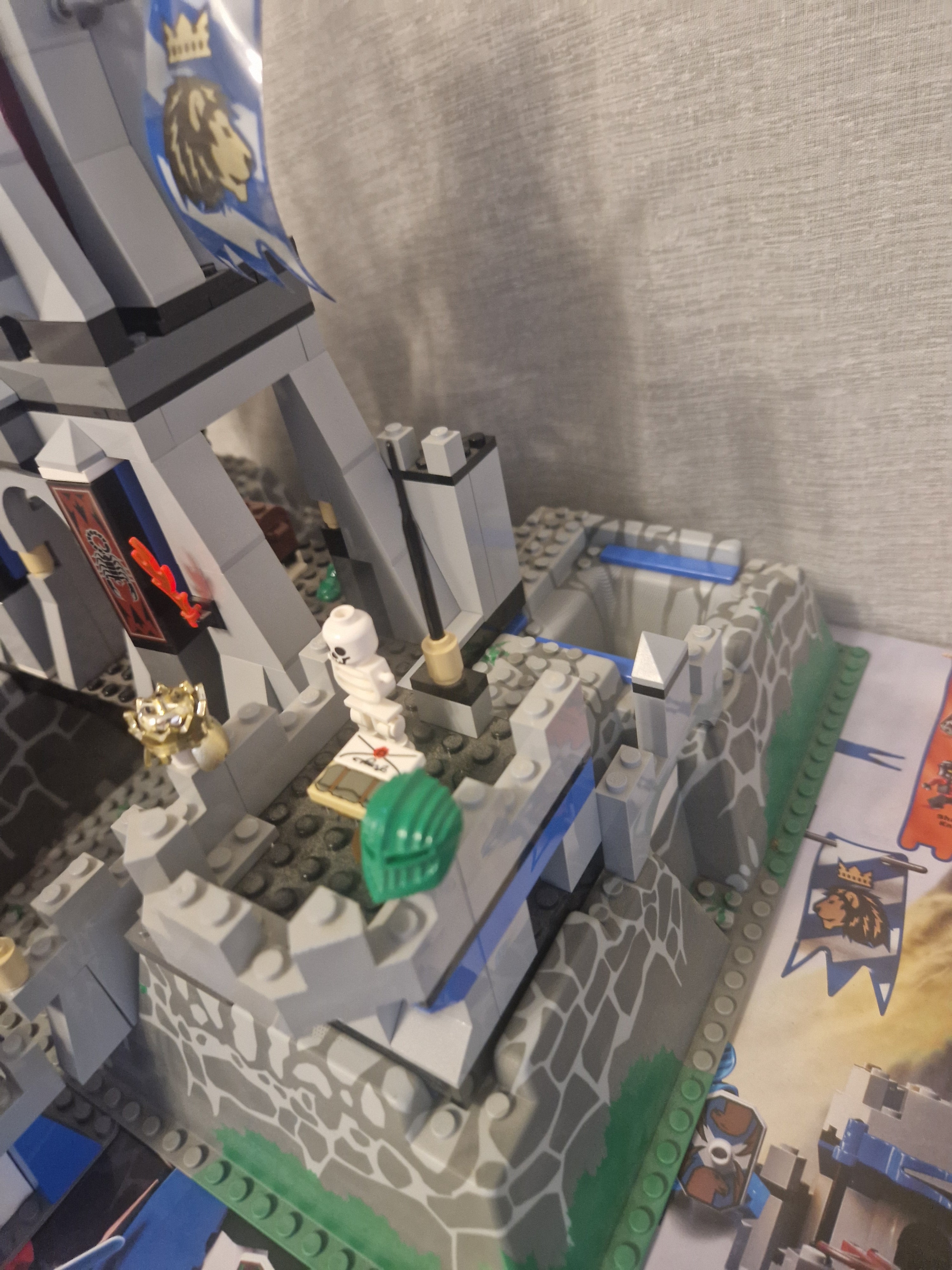 Borgdetaljer med skjelett og utstyr