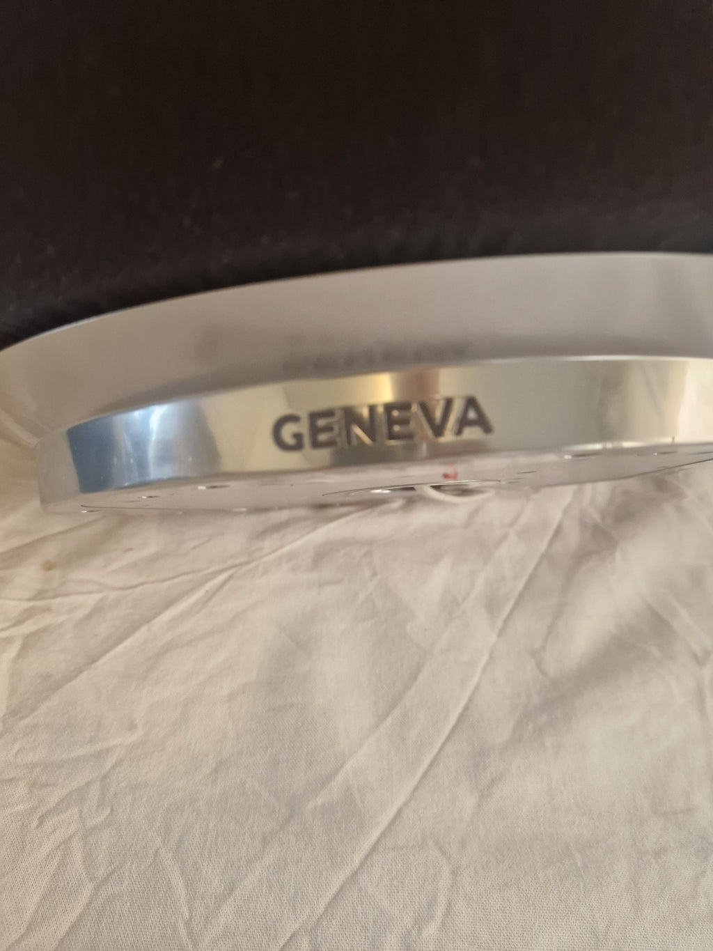 Geneva logo og finishdetalj