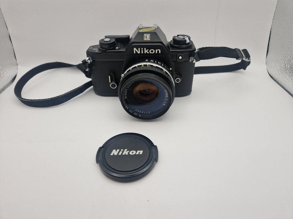 Frontvisning av Nikon EM med 50mm objektiv