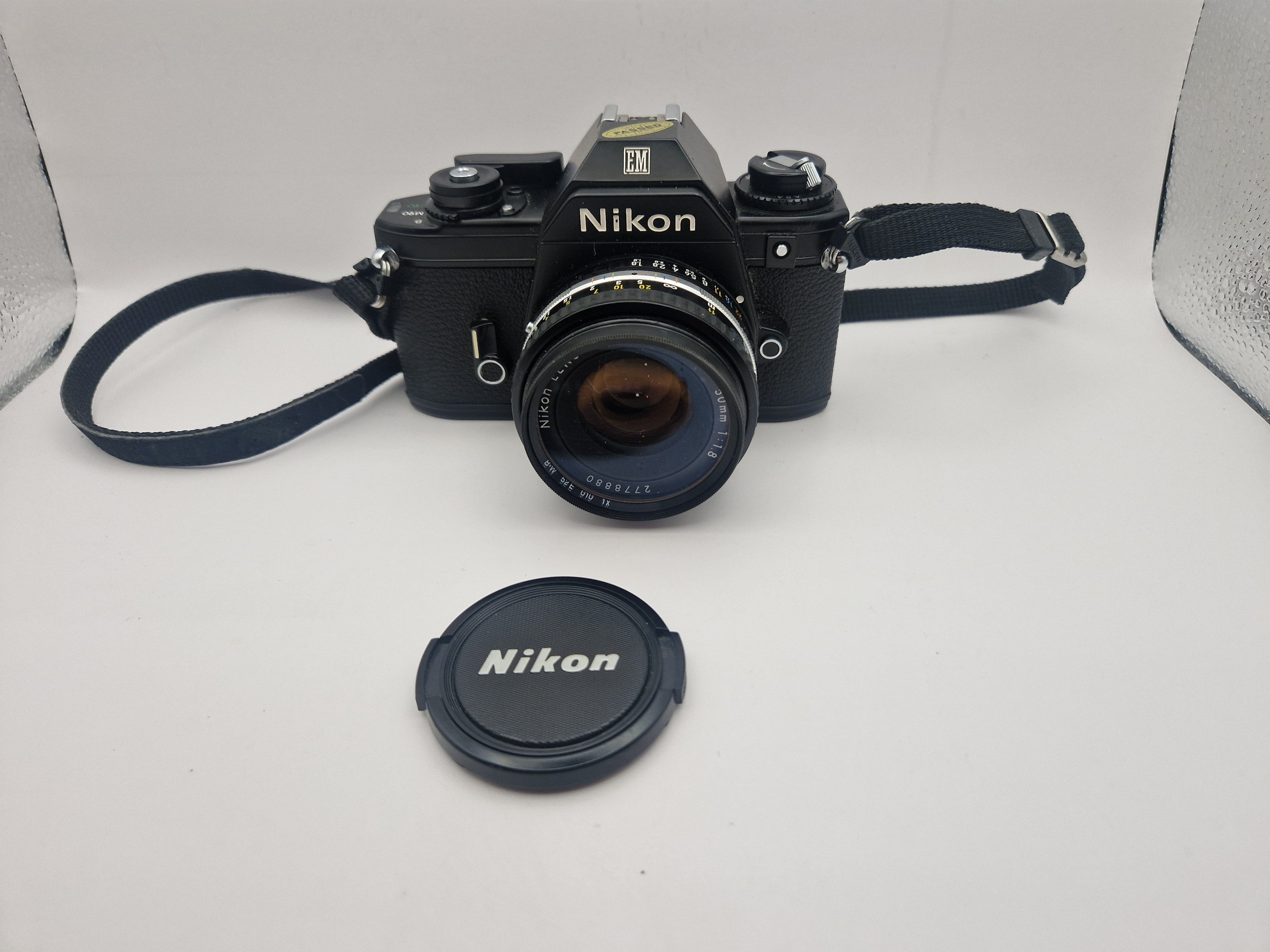 Frontvisning av Nikon EM med 50mm objektiv