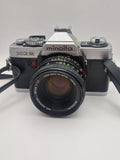 Frontvisning av Minolta XG-2 med 50mm objektiv