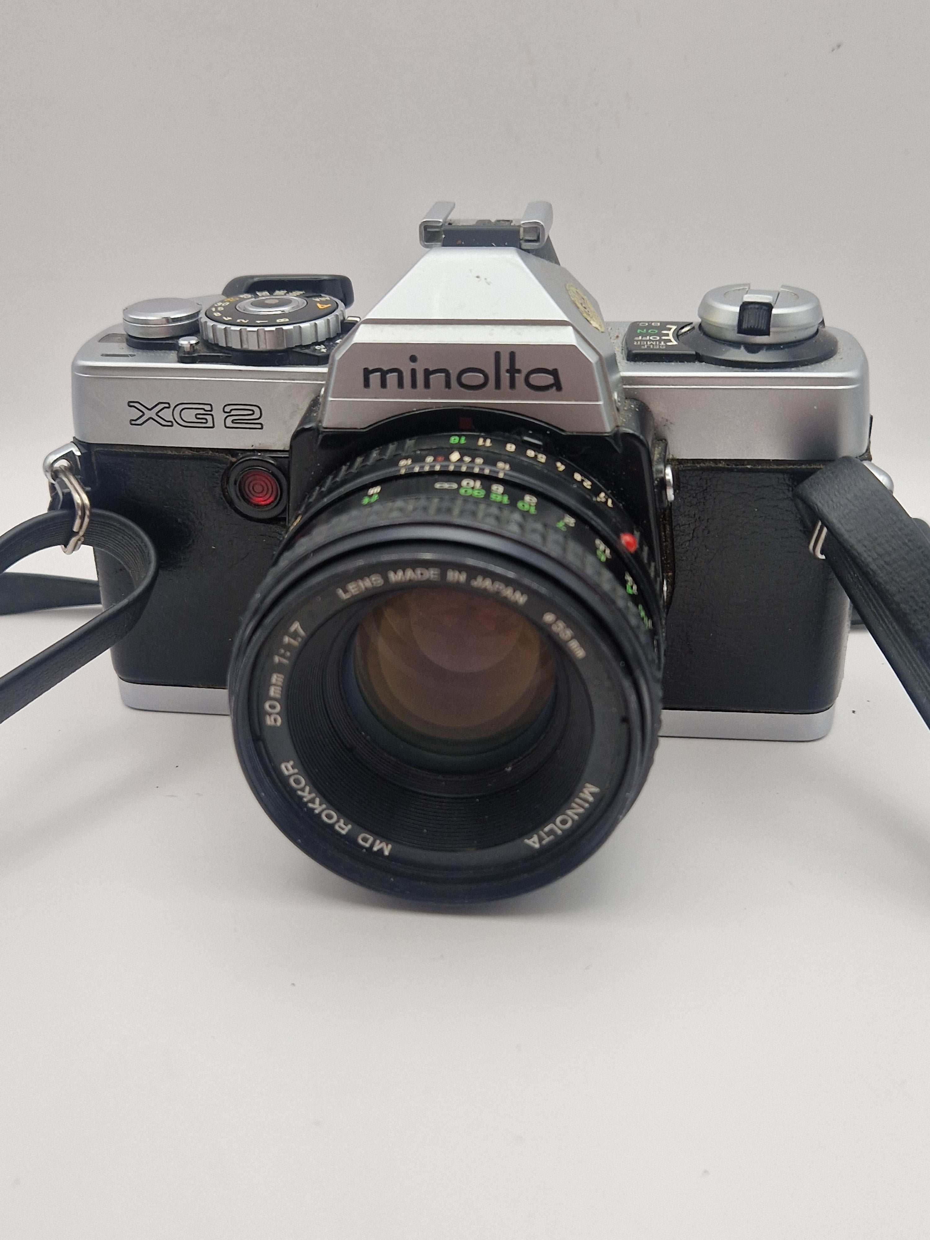 Frontvisning av Minolta XG-2 med 50mm objektiv