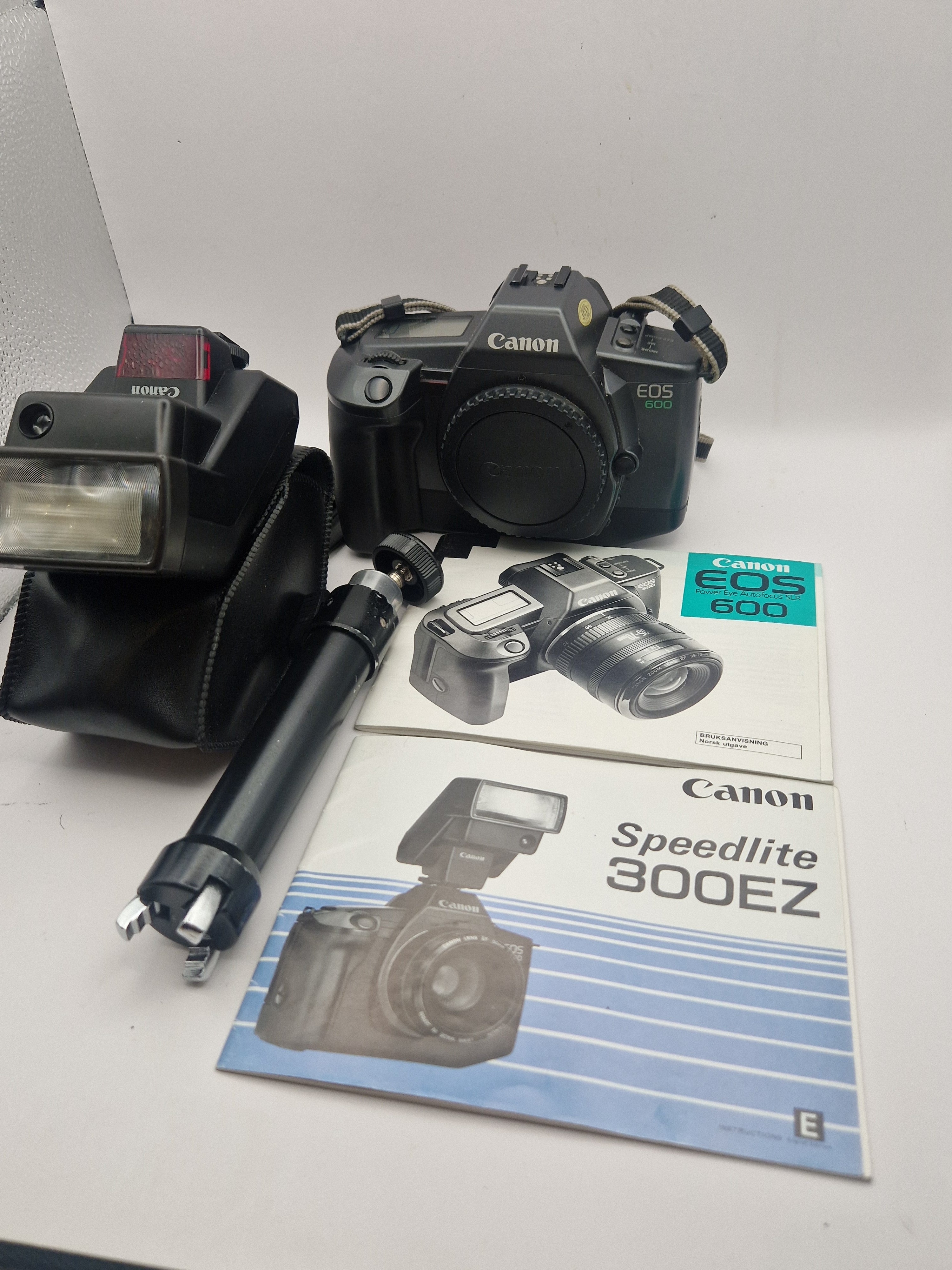 Canon EOS 600 med tilbehør og blits