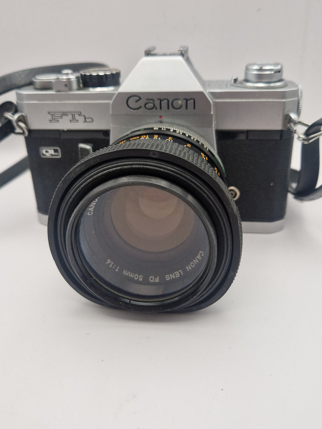 Frontvisning av Canon FTb med 50mm f/1.4