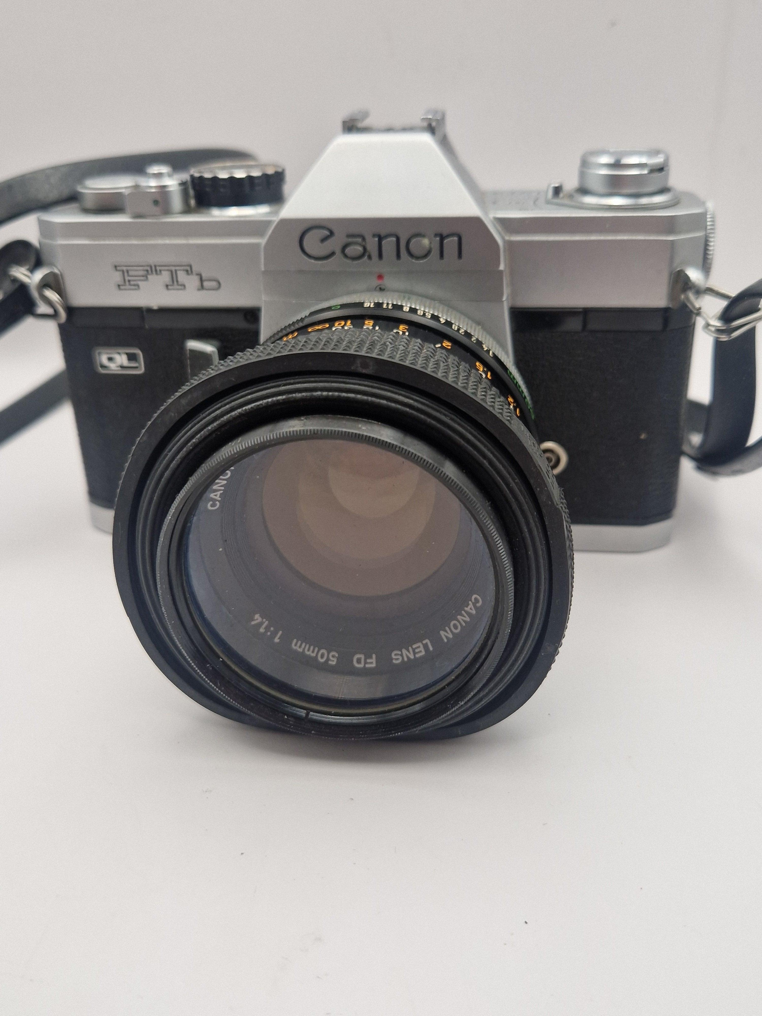 Frontvisning av Canon FTb med 50mm f/1.4