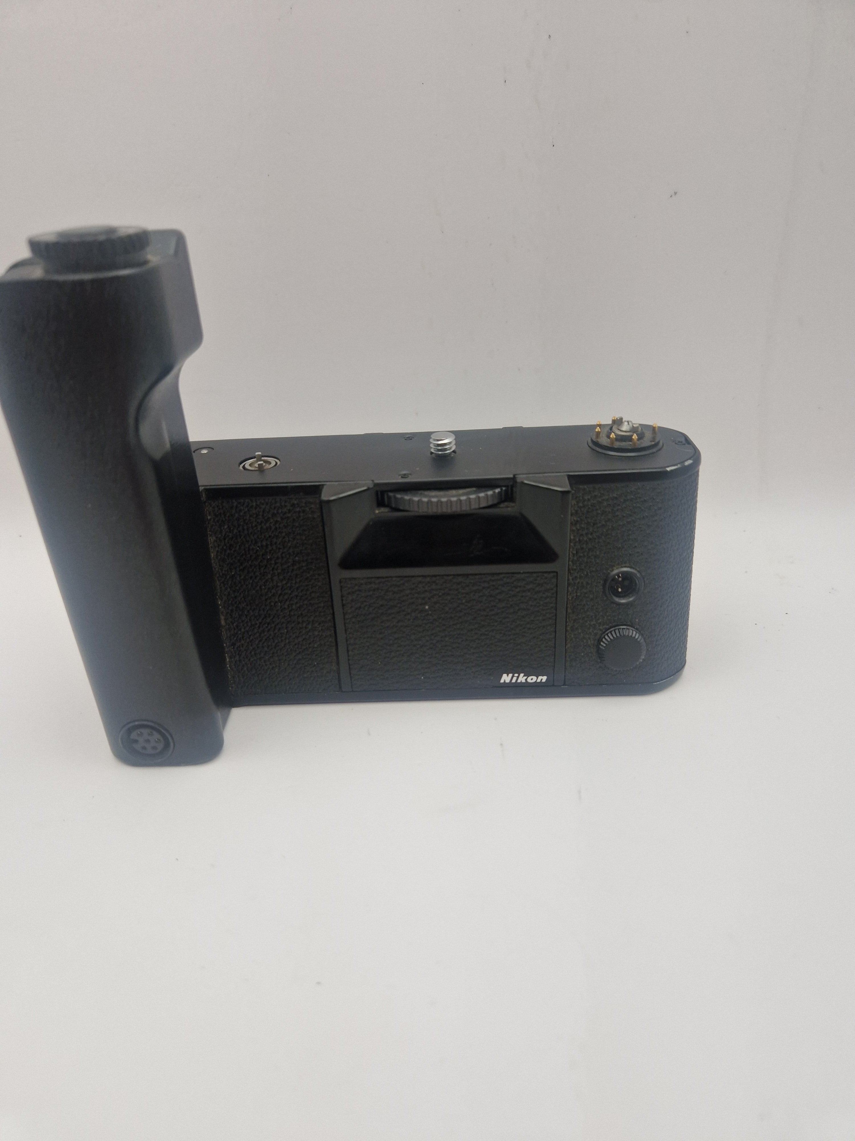Frontvisning av Nikon MD-4 monteringsside