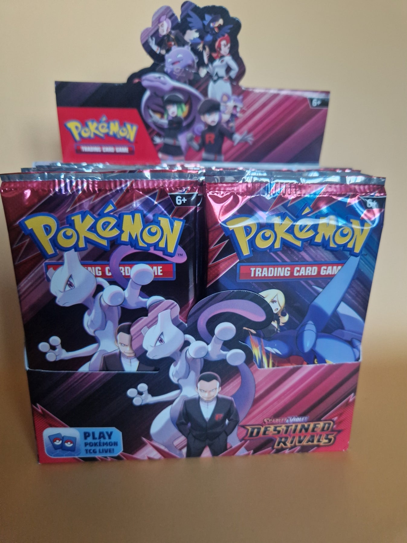 Display med flere Destined Rivals booster packs