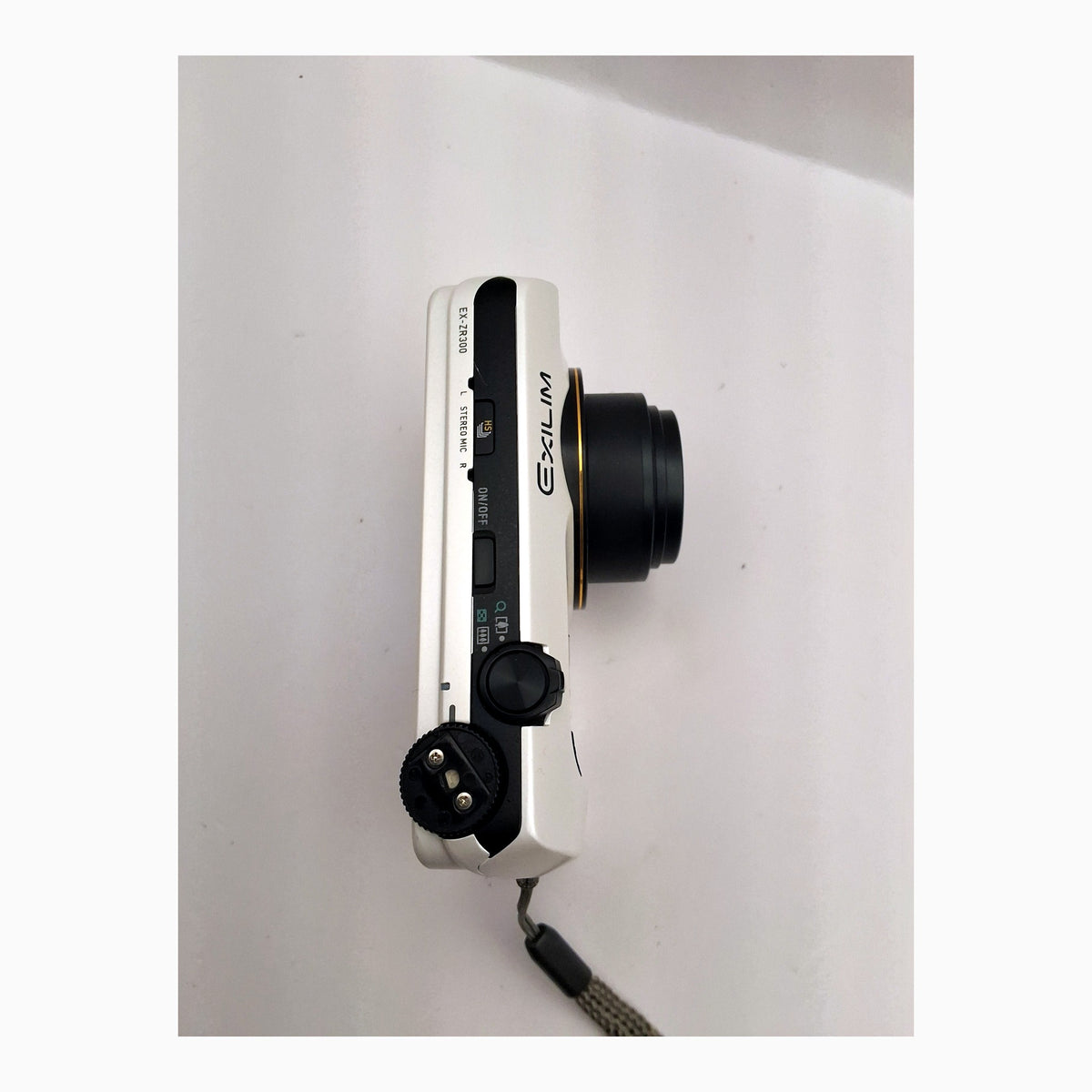 Casio Exilim EX-ZR100 overside med zoom og kontrollhjul
