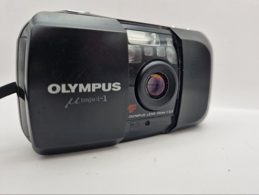 Olympus μ[mju:]-I med objektiv og innebygd blits