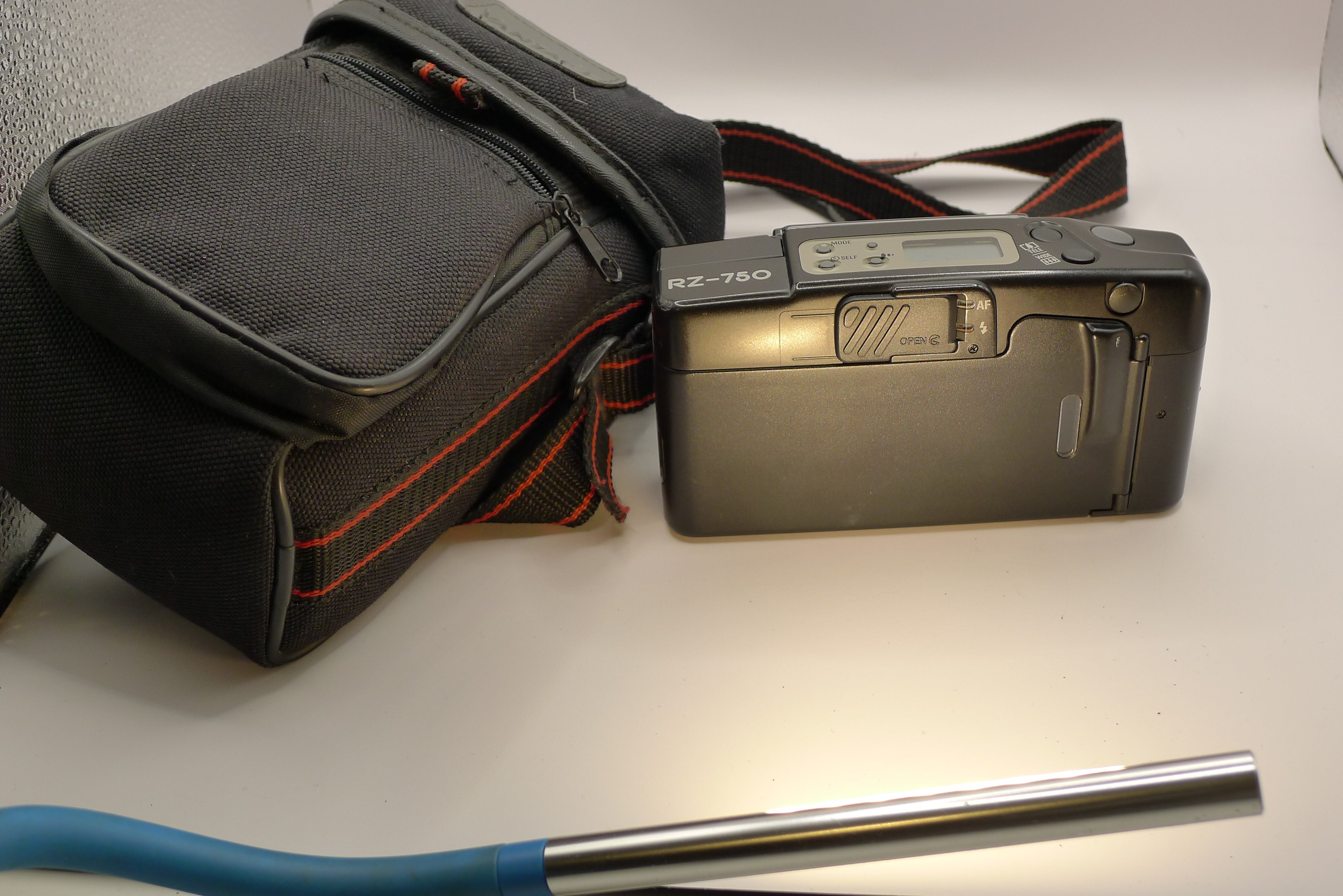 Ricoh RZ-750 – kompakt 35 mm filmkamera til salgs 🎞️