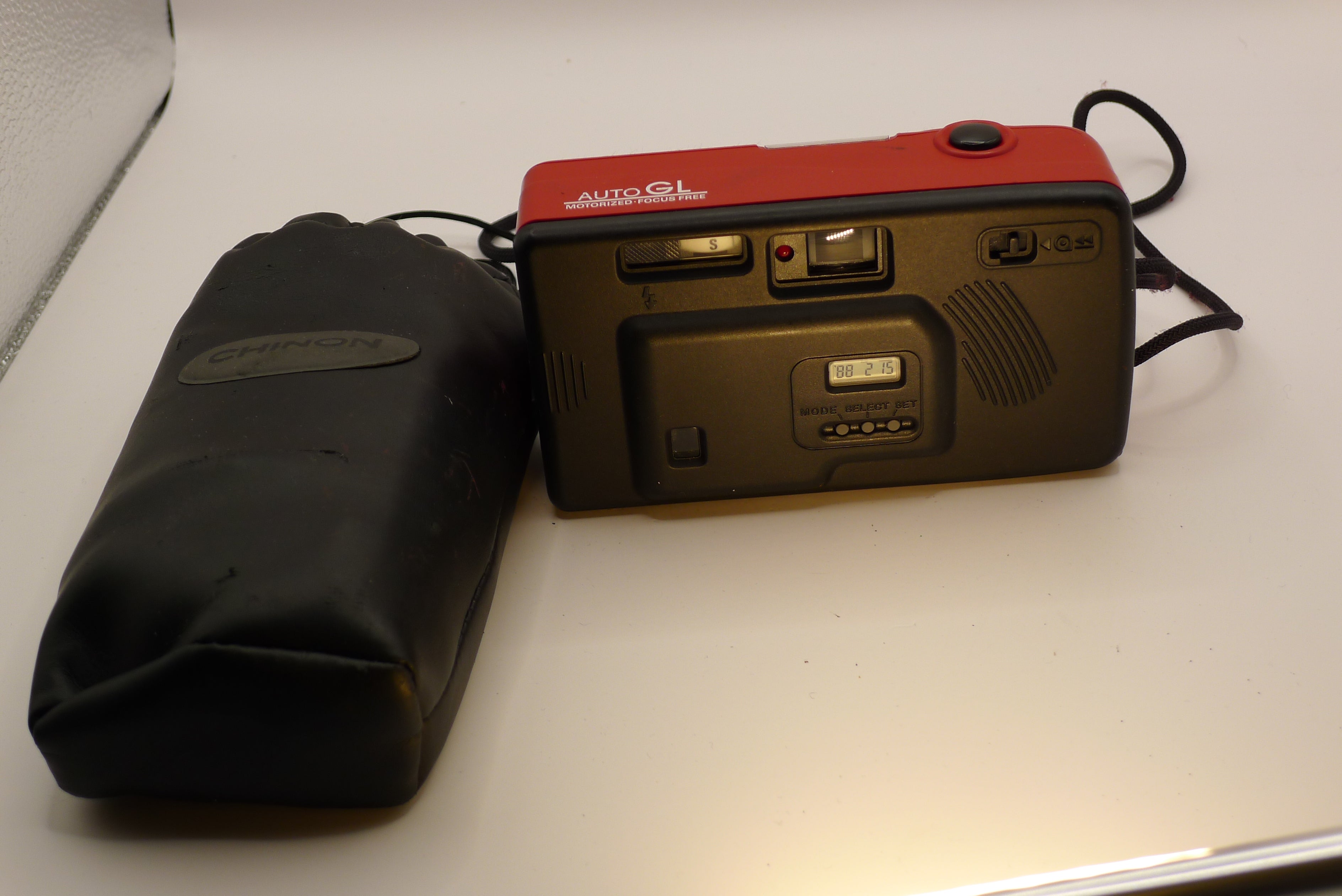 Chinon Auto GL – Rødt 35mm kamera