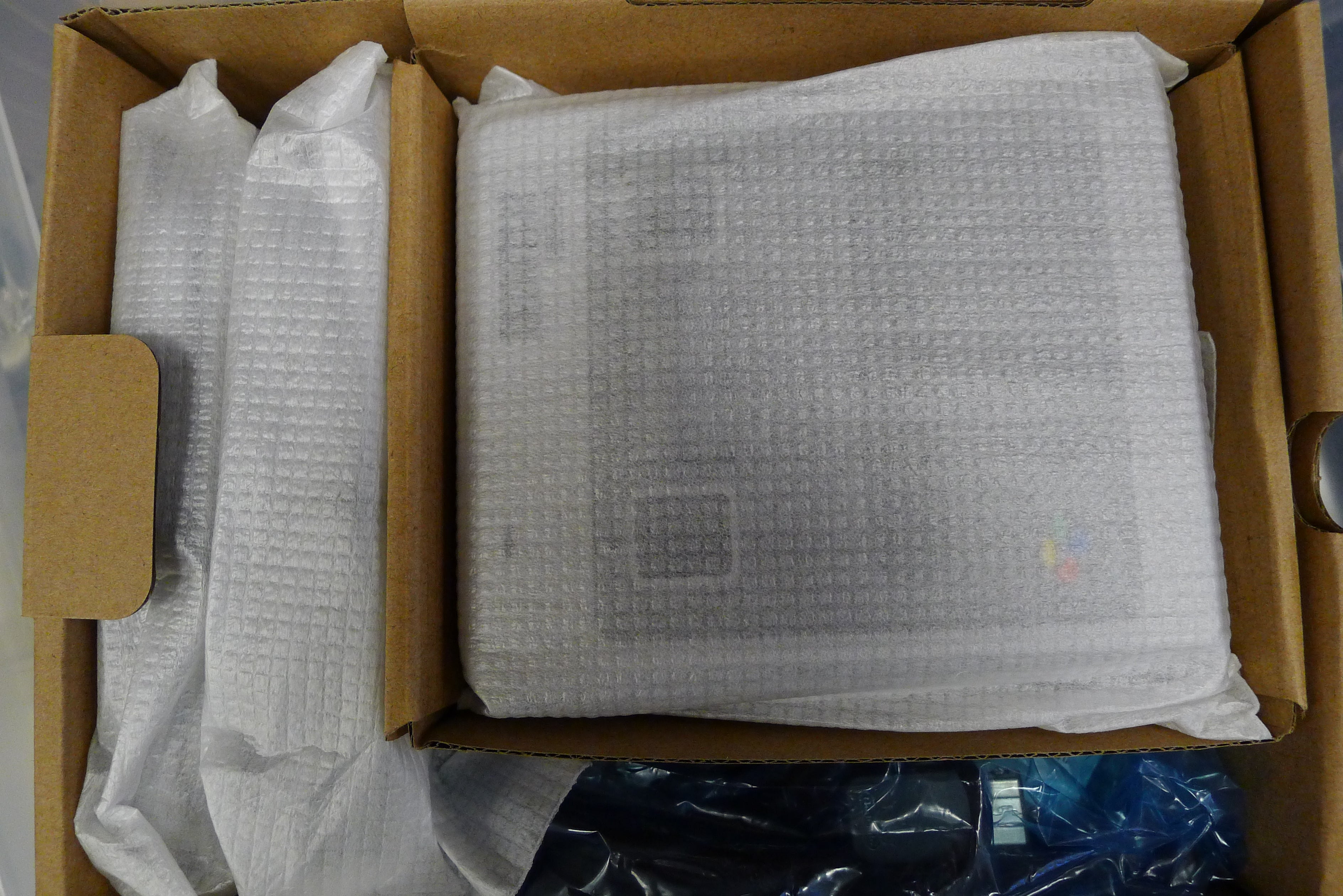 Innhold i esken – konsoll og tilbehør pent pakket