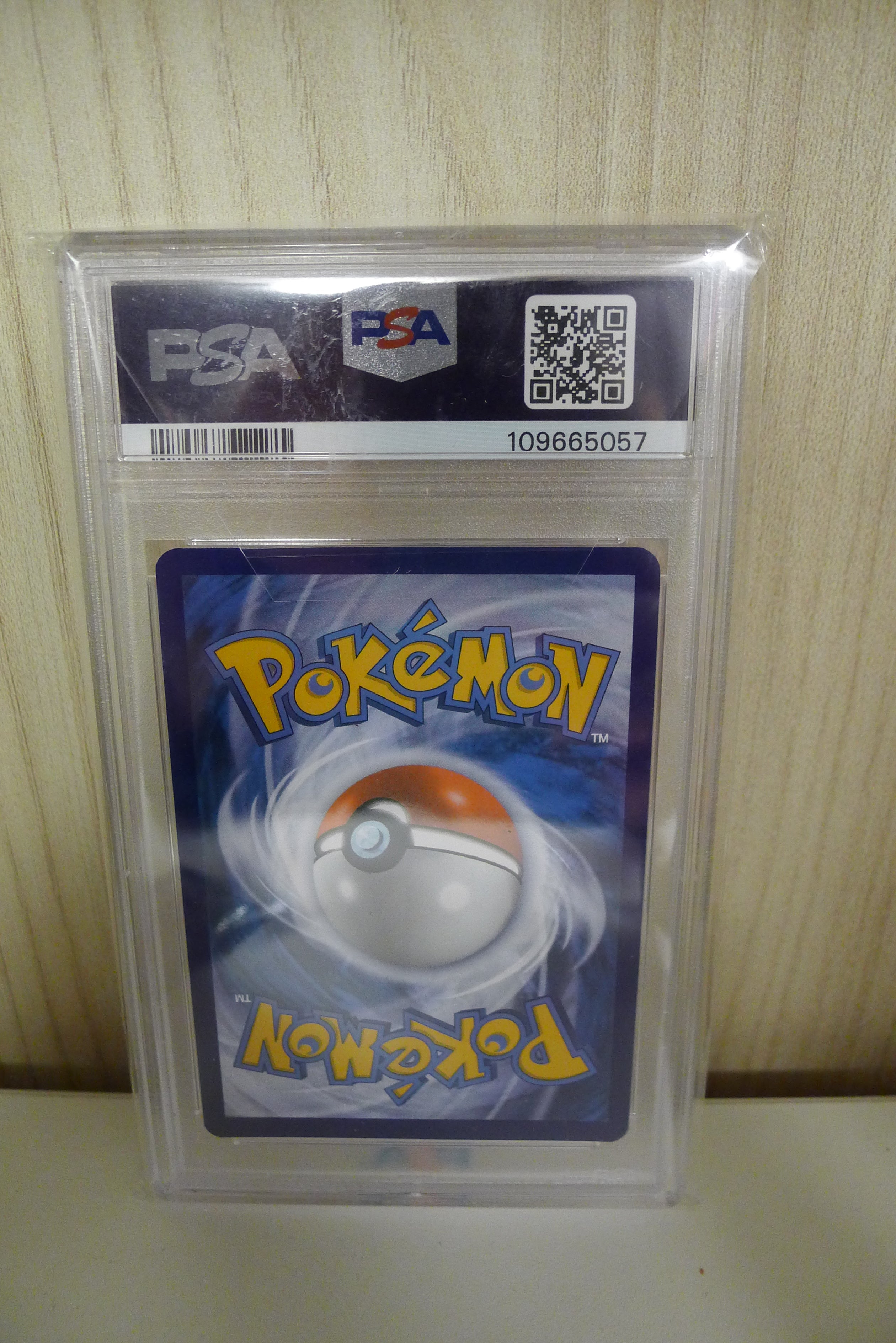 Nærbilde av kortnummer og PSA-etikett