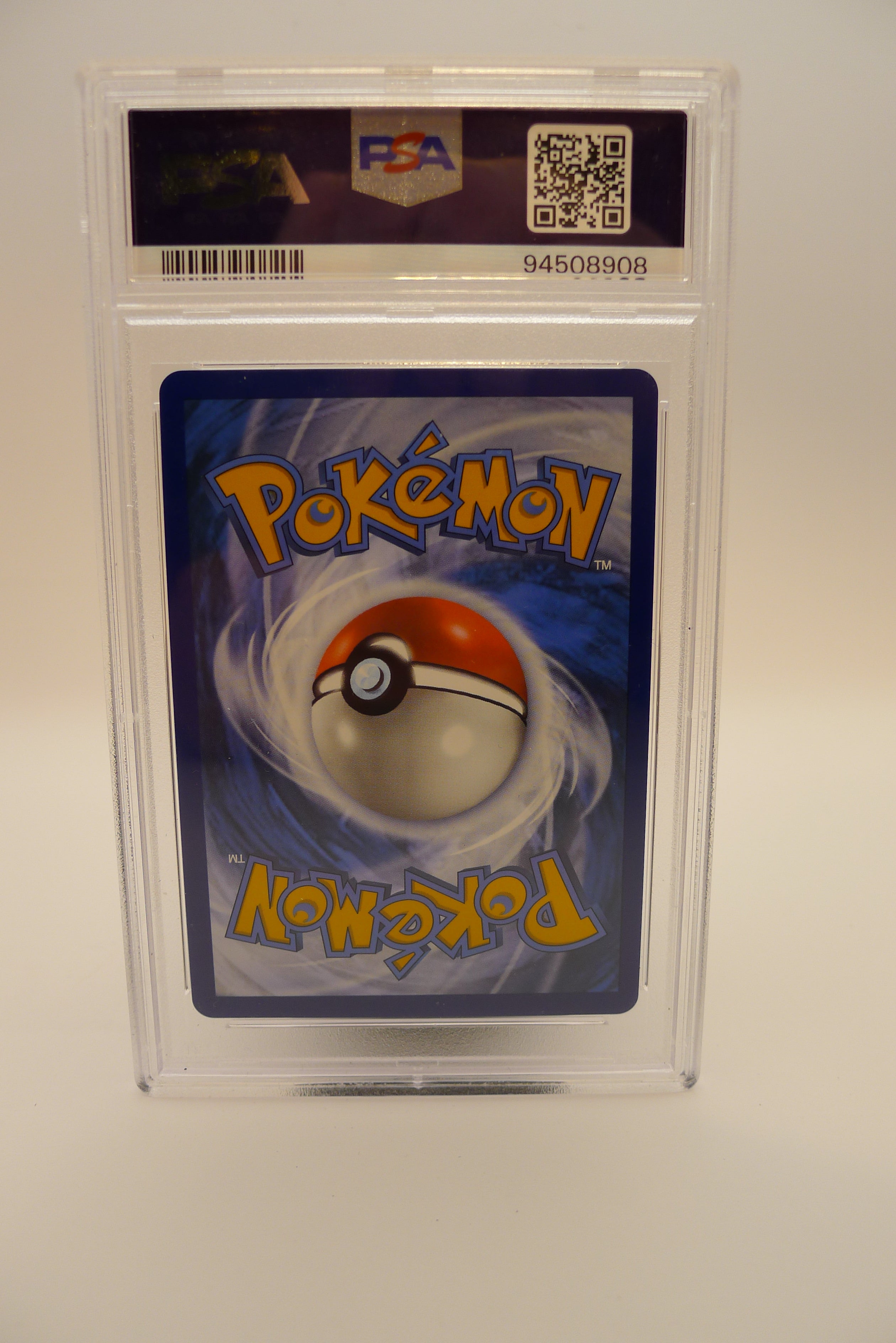 Bakside av PSA 10 Pikachu Crown Zenith kort, med offisiell PSA QR-kode og sertifiseringsnummer synlig.