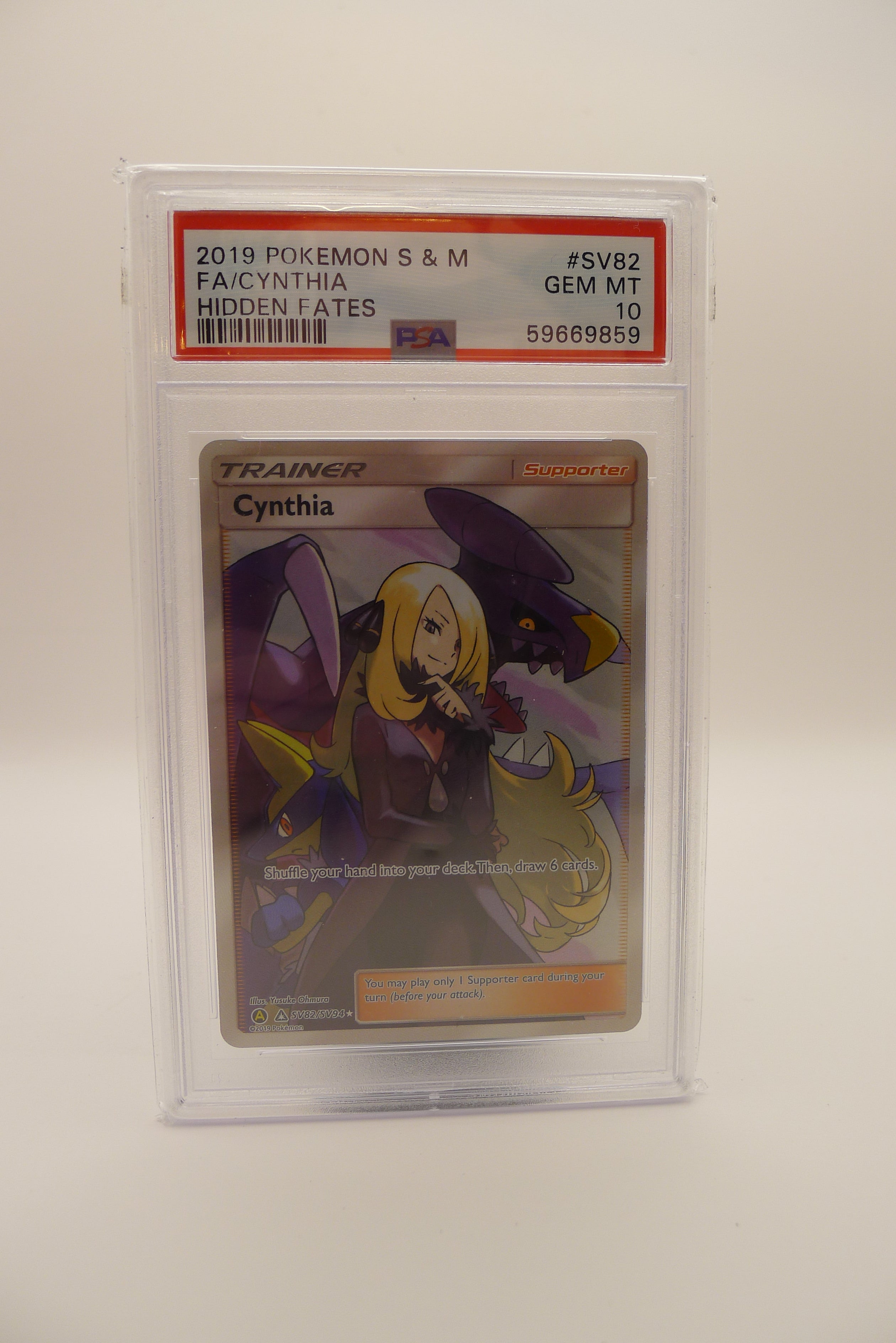 Forside av PSA 10 Cynthia Full Art SV82 – Hidden Fates