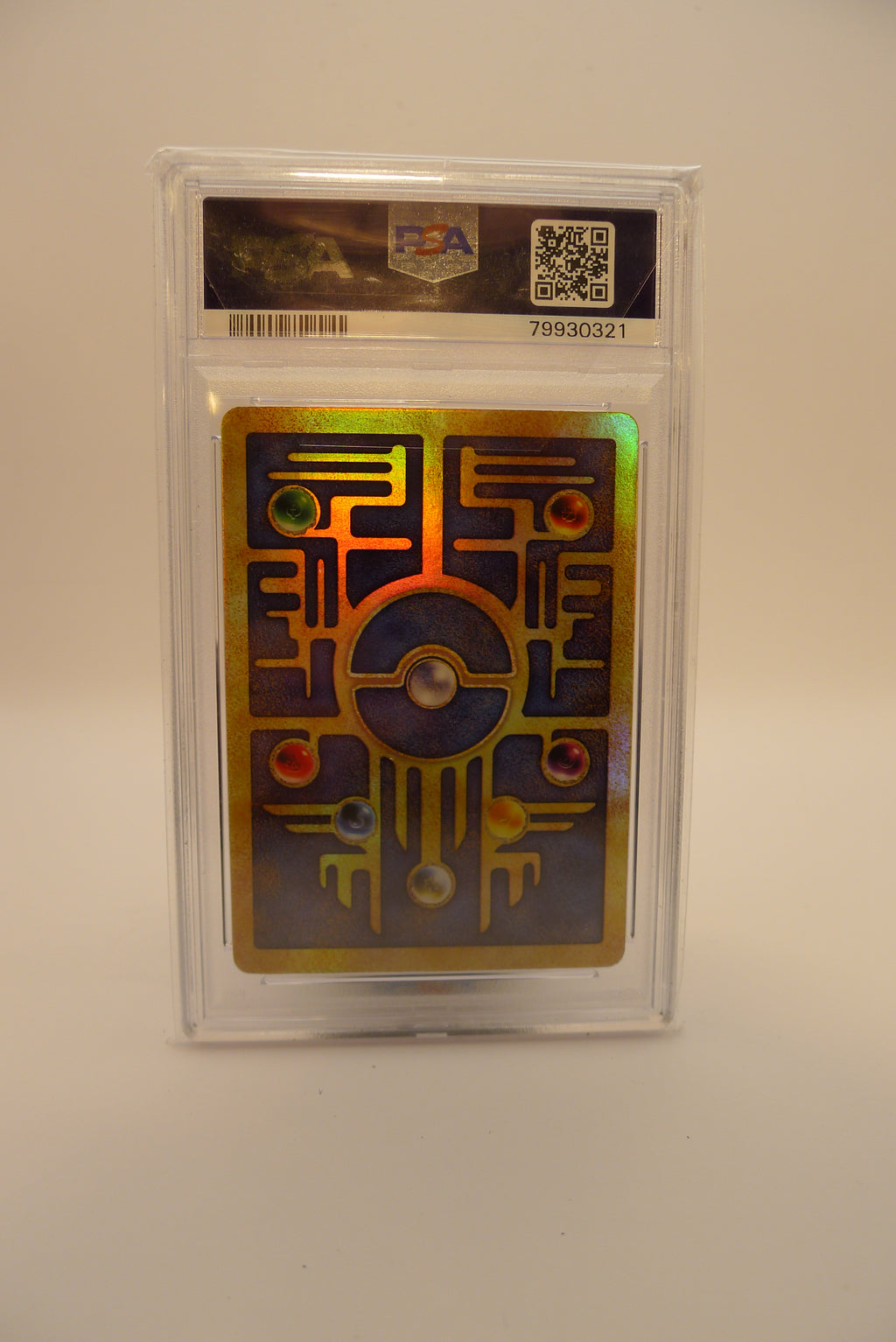 Bakside som viser det karakteristiske Ancient Mew-design